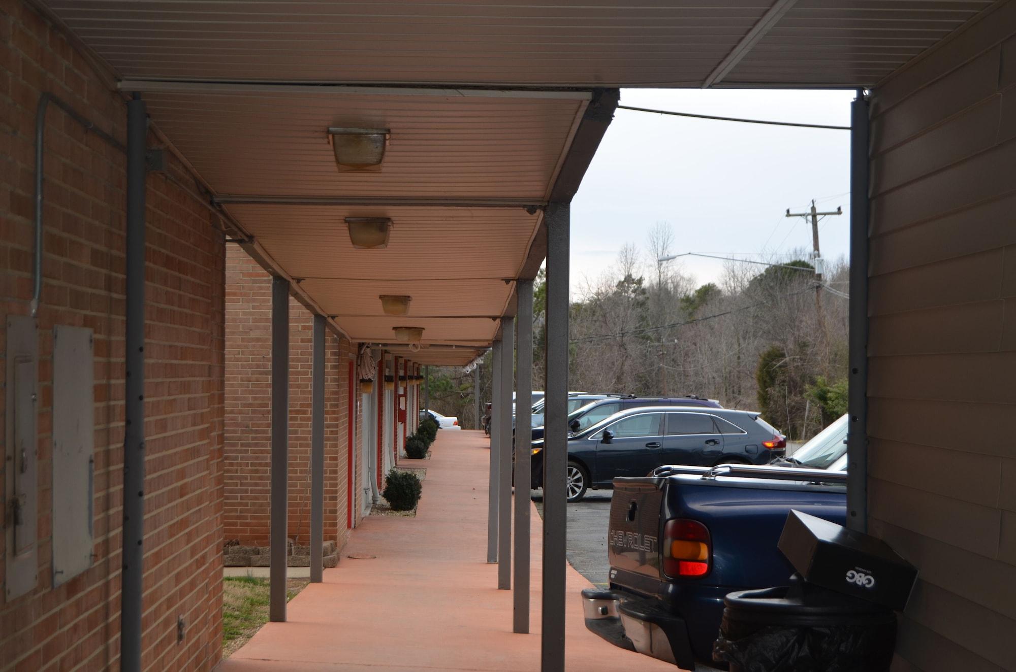 Vista Exterior Bravo Inn Greensboro