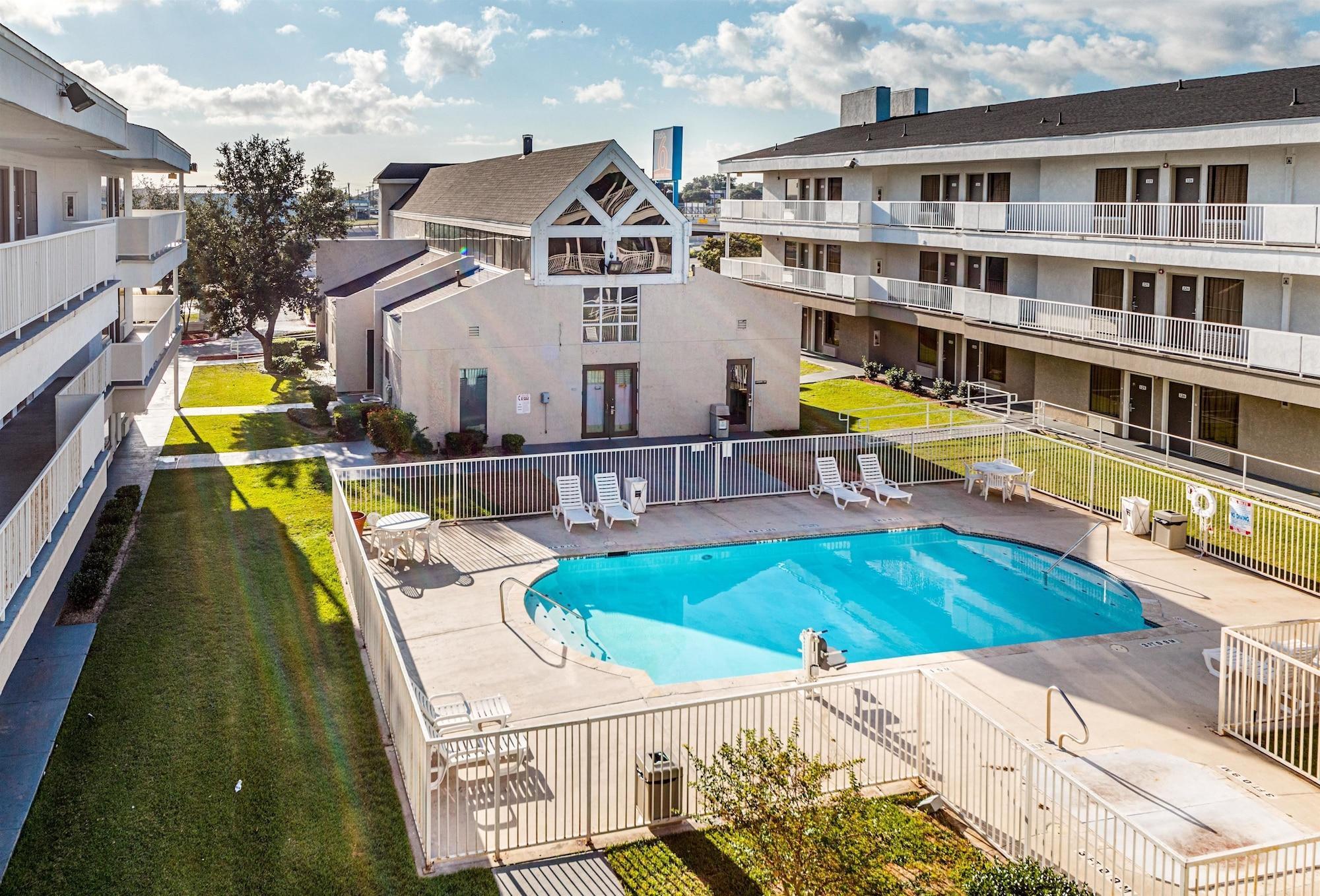 Vista Exterior Studio 6 San Antonio, TX - Airport