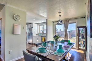 Alquiler Vacacional - Vibrant ABQ Adobe Den: Mtn Views, Walk to Park!