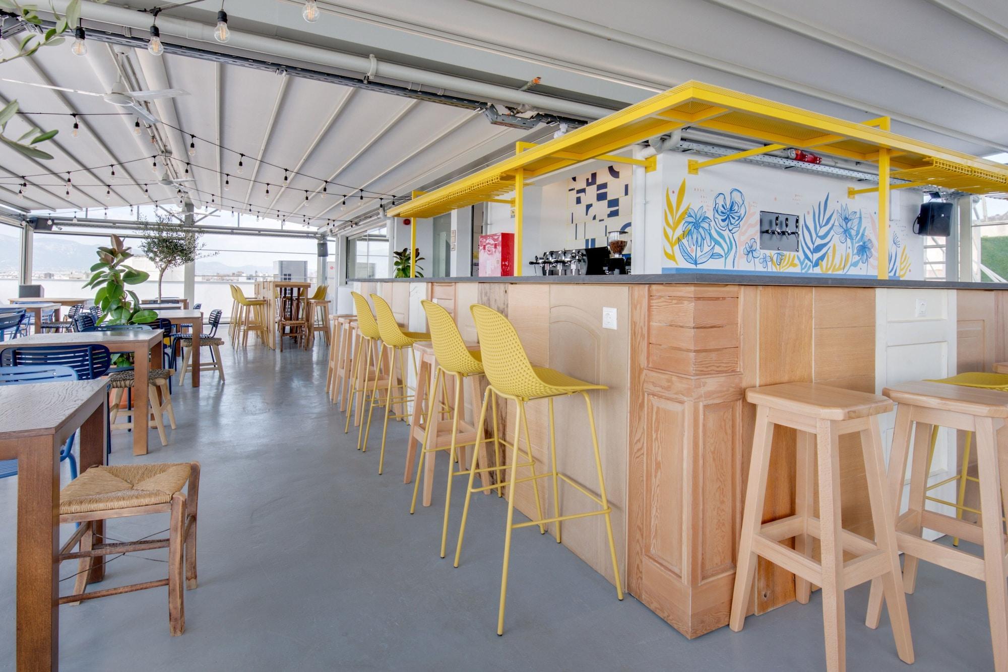 Bar/Salón Selina Athens Theatrou