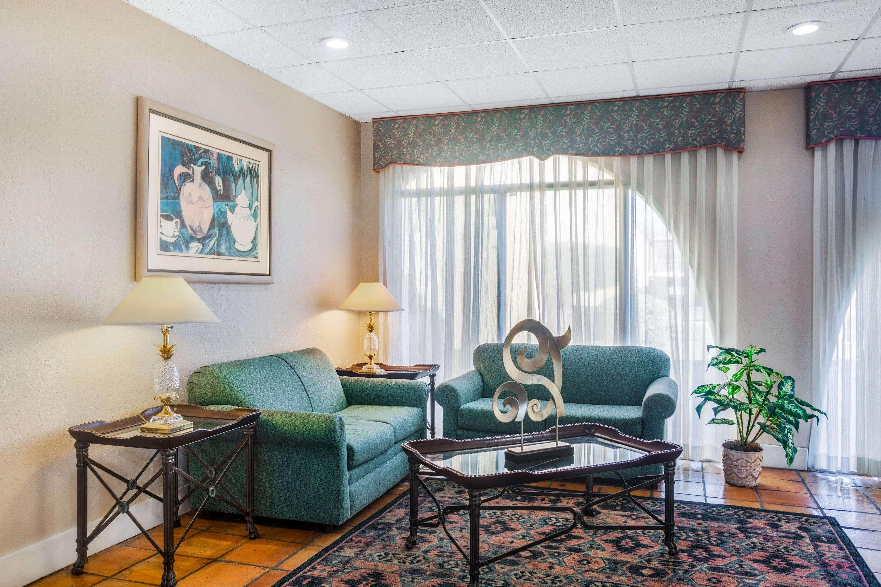 Vista Lobby Days Inn by Wyndham Del Rio