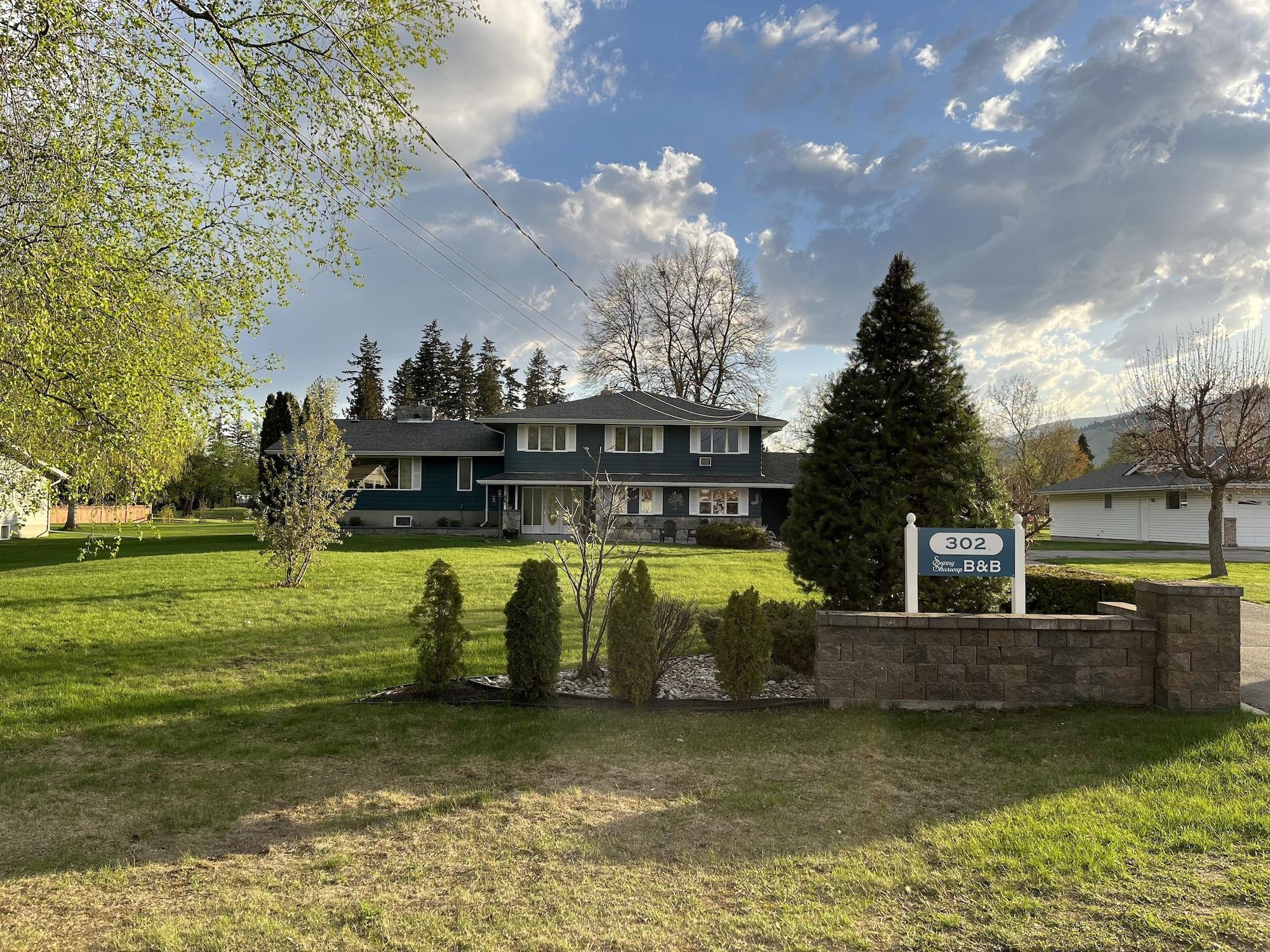 Vista Exterior Sunny Shuswap B&B
