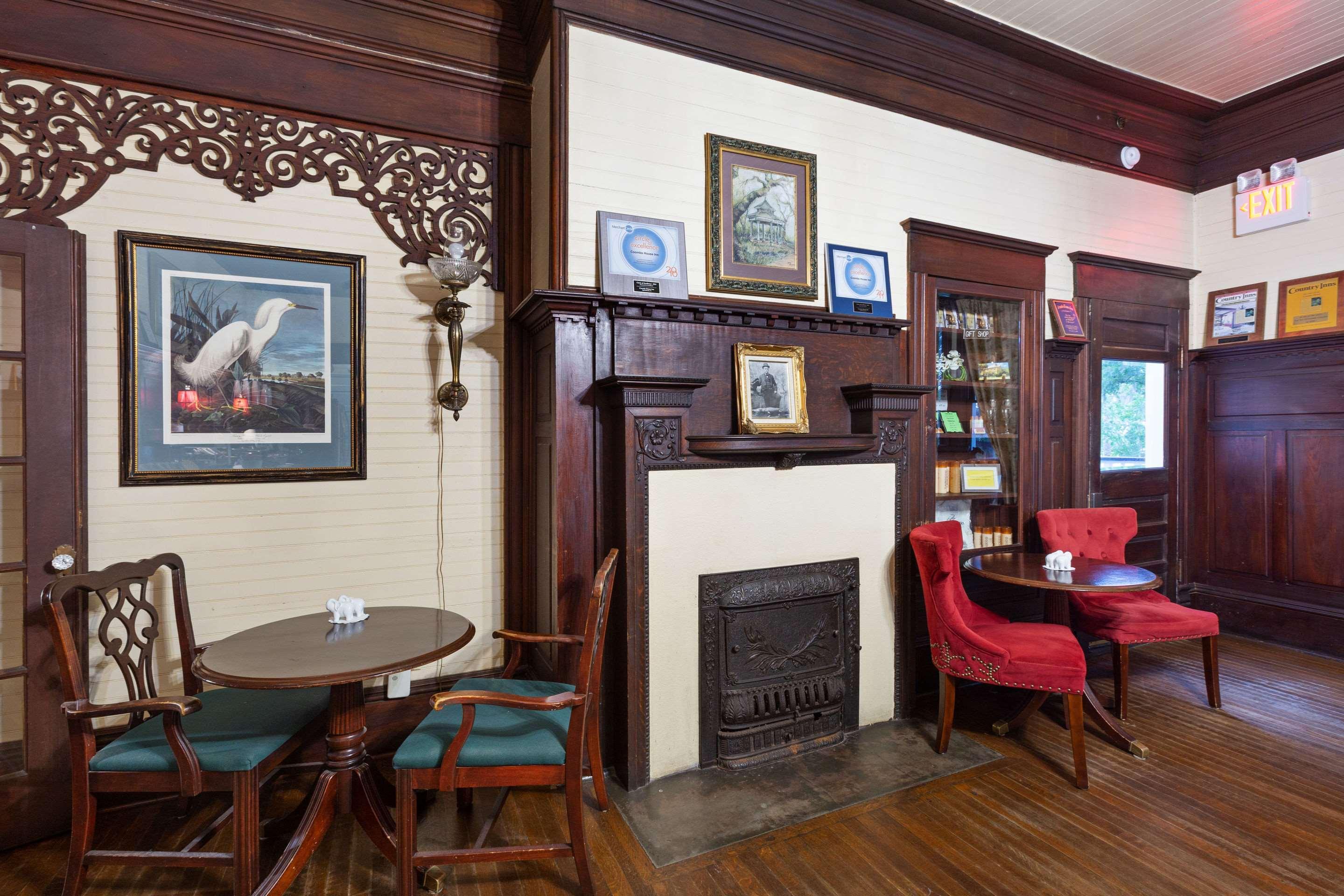 Vista Lobby Coombs Inn & Suites
