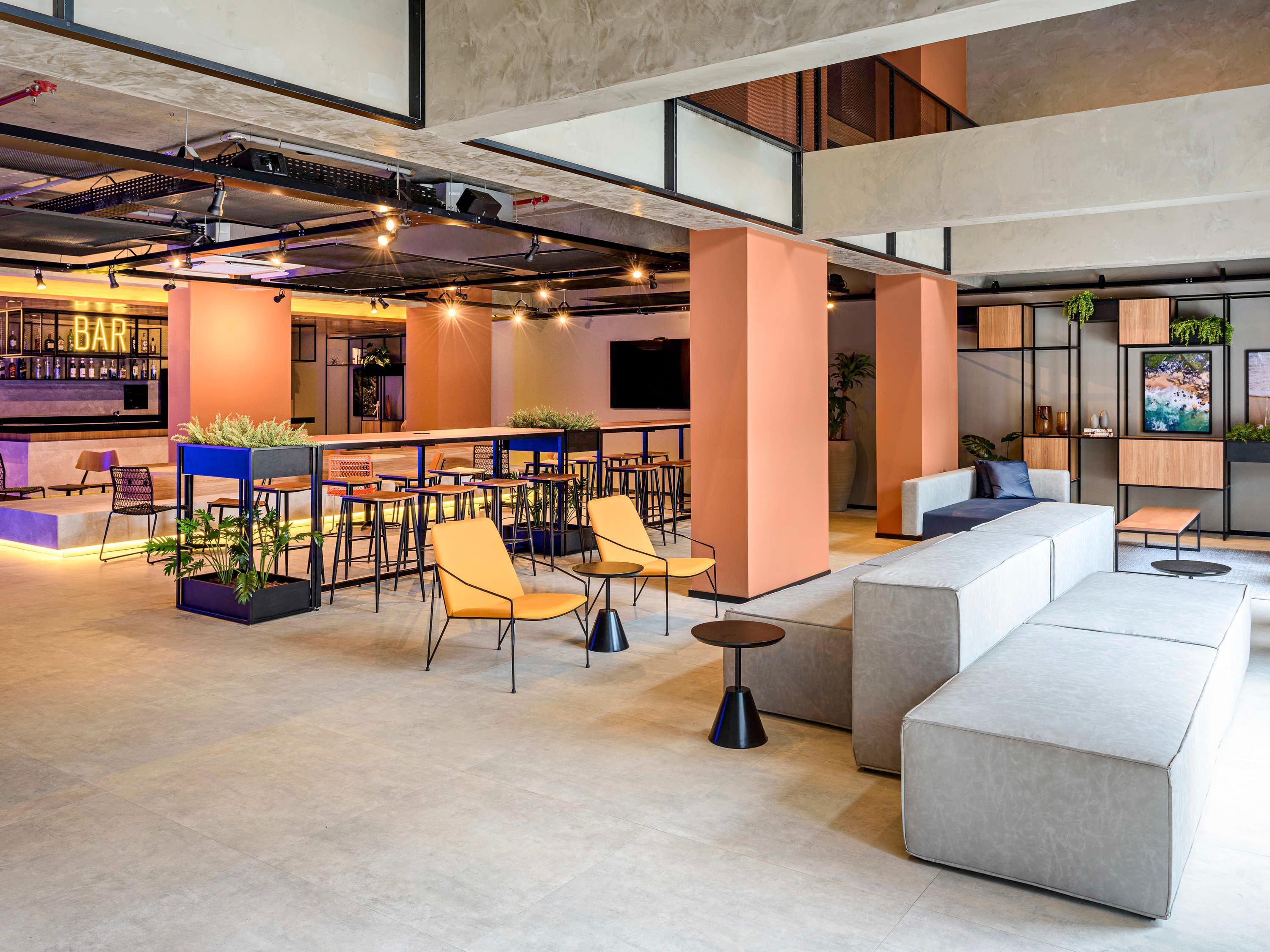 Bar/Salón Ibis budget Camboriú