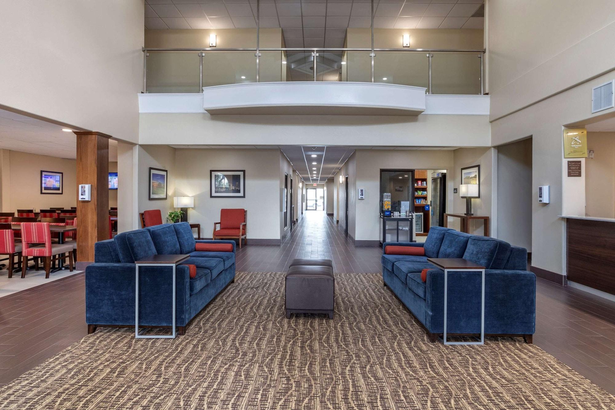 Vista Lobby Comfort Suites near Texas Medical Center - NRG Stadium