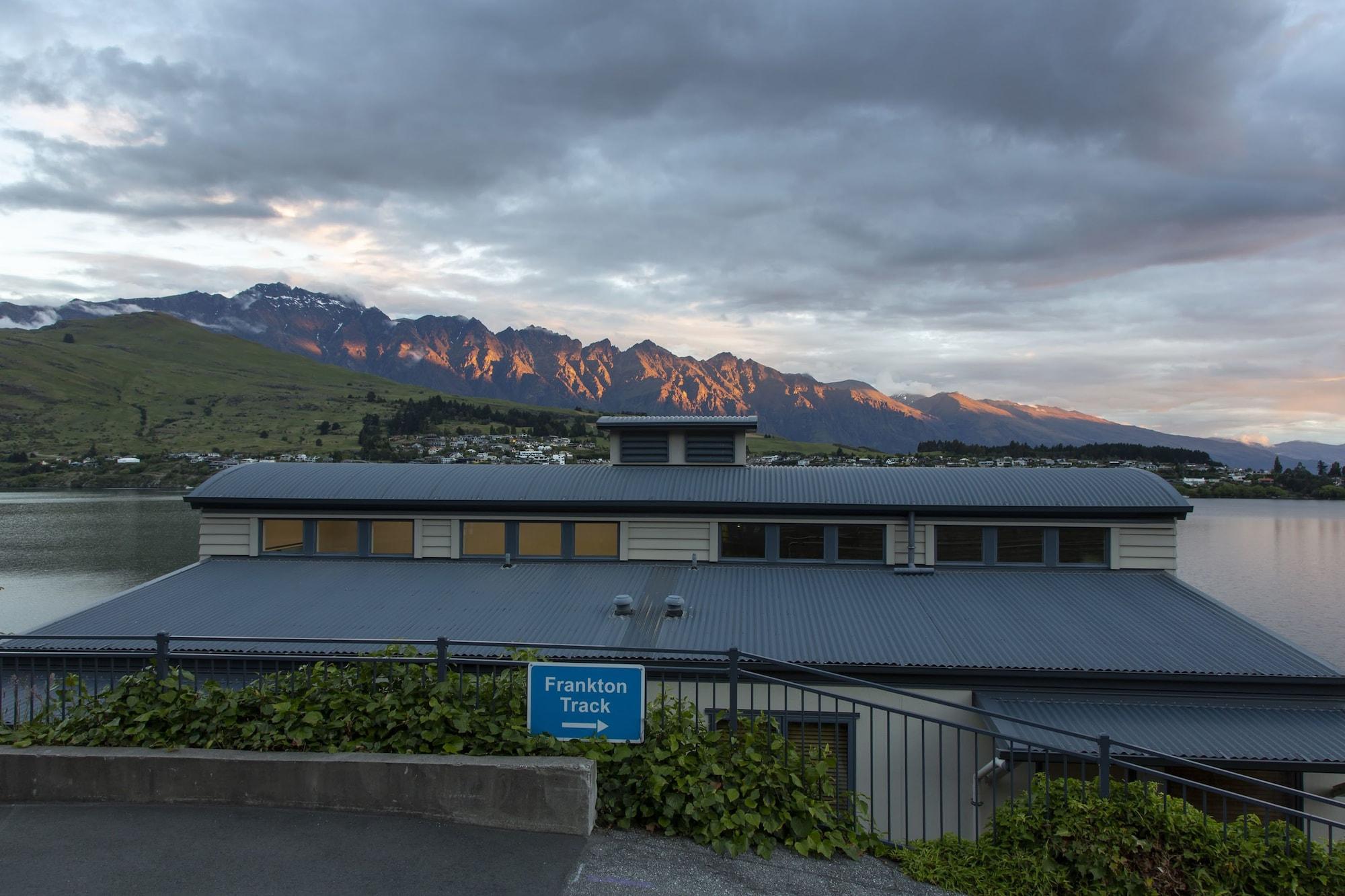 Vista Exterior Mantra The Point Queenstown