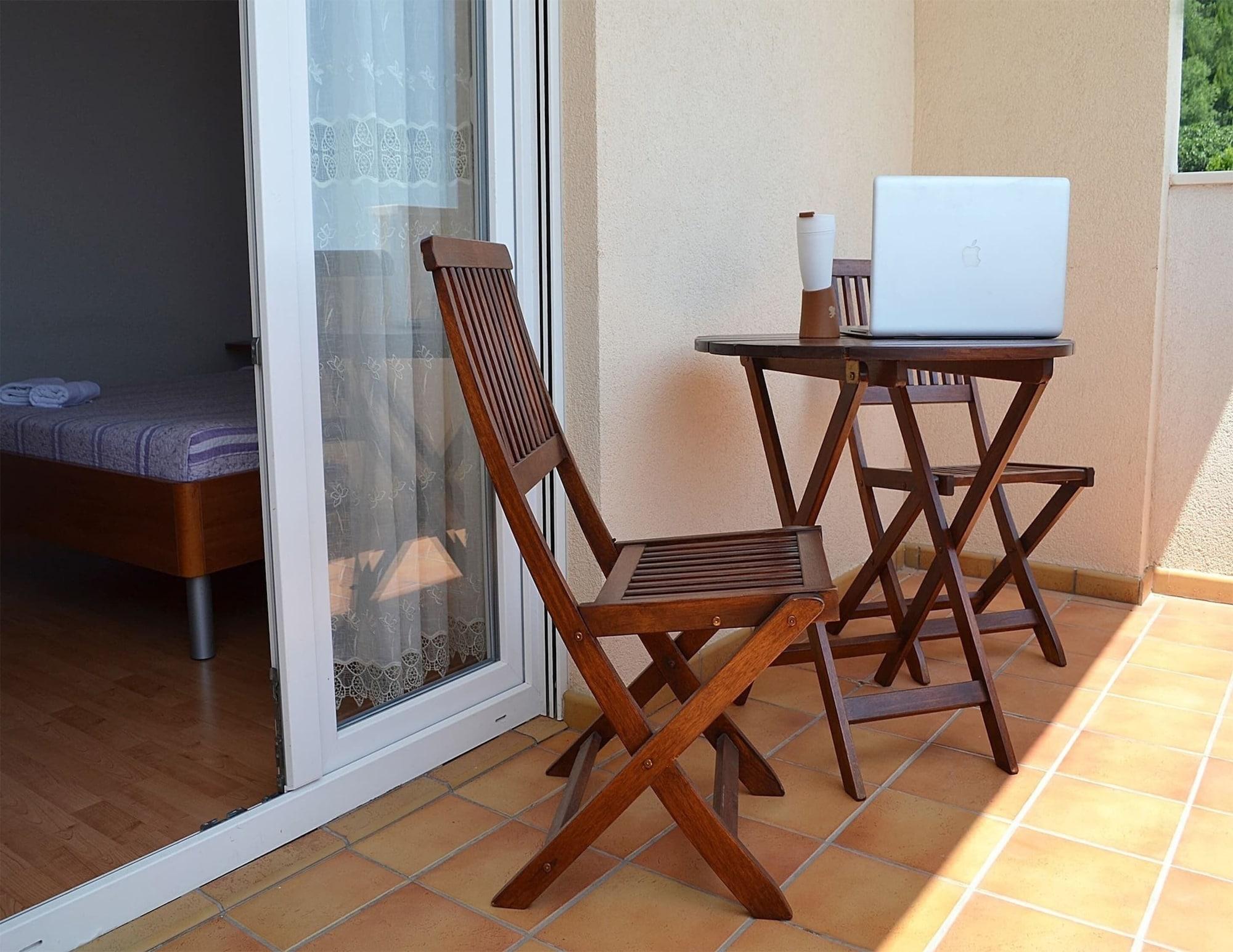 Equipamiento de Habitación Sea View Apartment With a Shared Pool