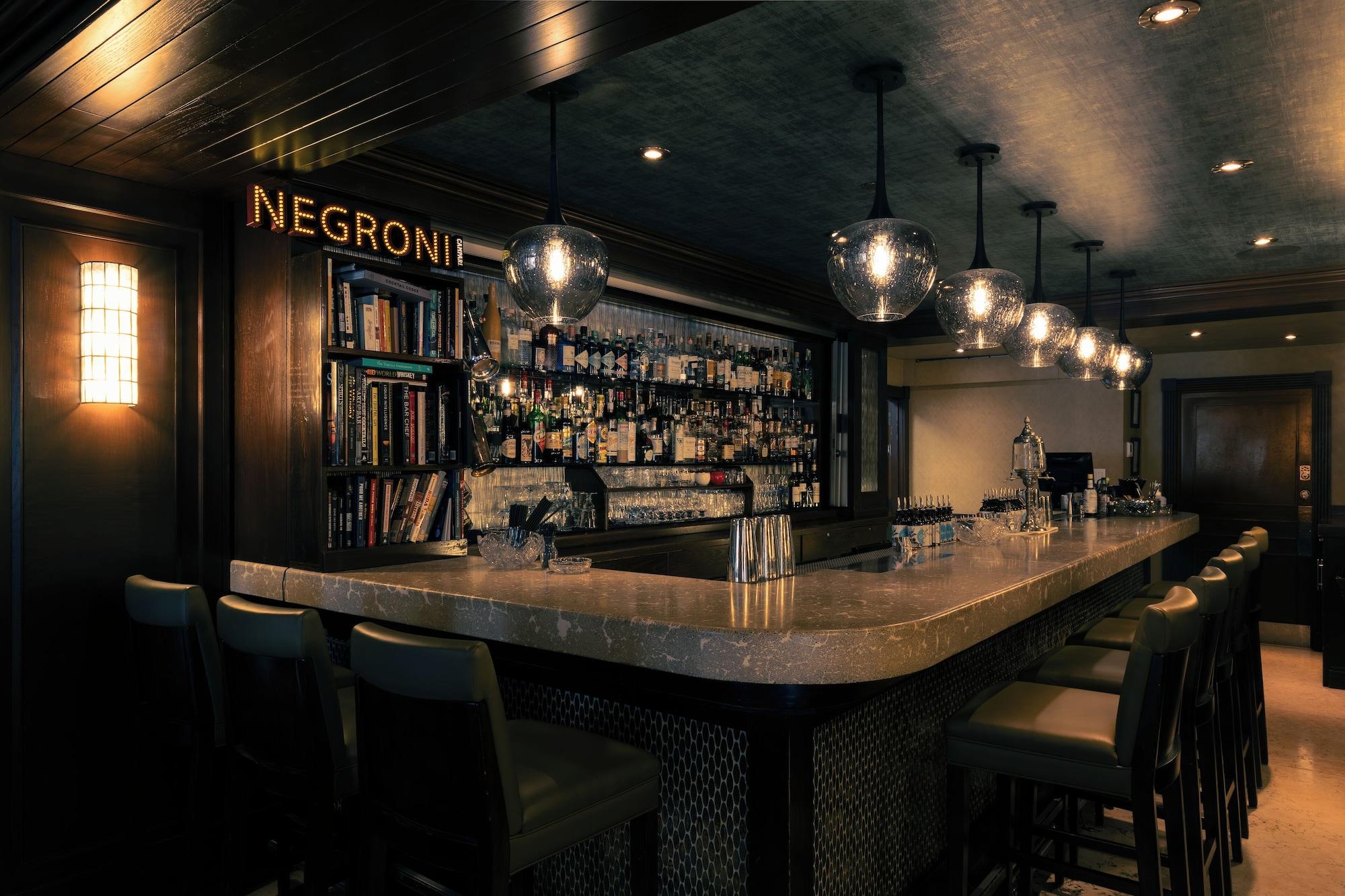 Vista Lobby Chateau Victoria Hotel and Suites