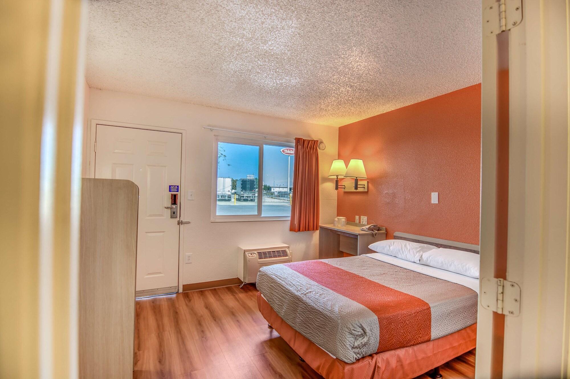 Habitación Motel 6 Stockton, CA - Charter Way West
