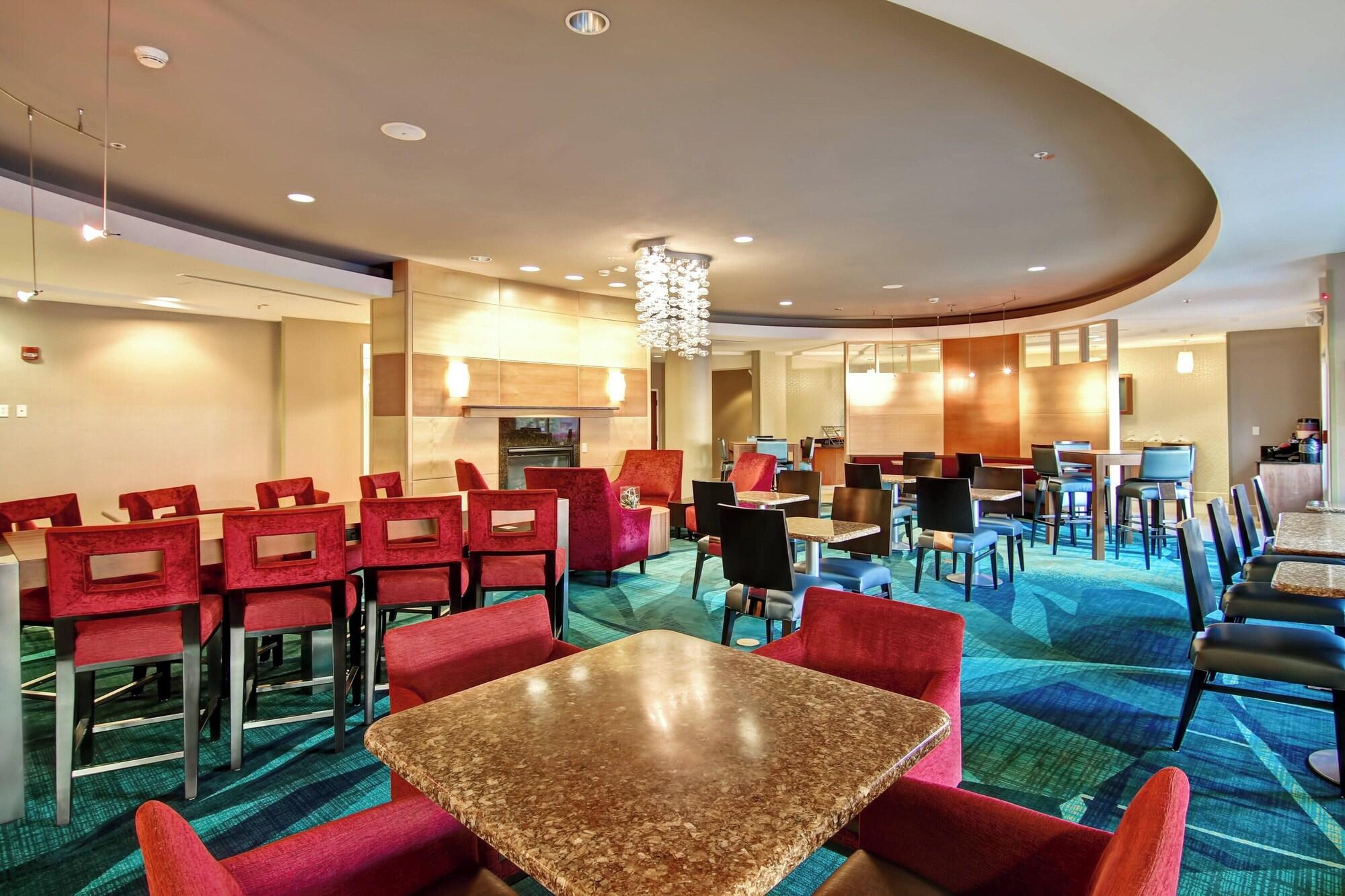 Restaurant SpringHill Suites by Marriott Fresno