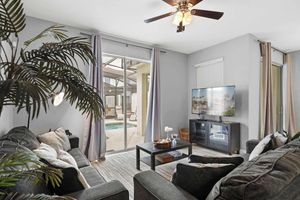Renta temporal - Spacious 4BR Townhome With Pool at Storey Lake