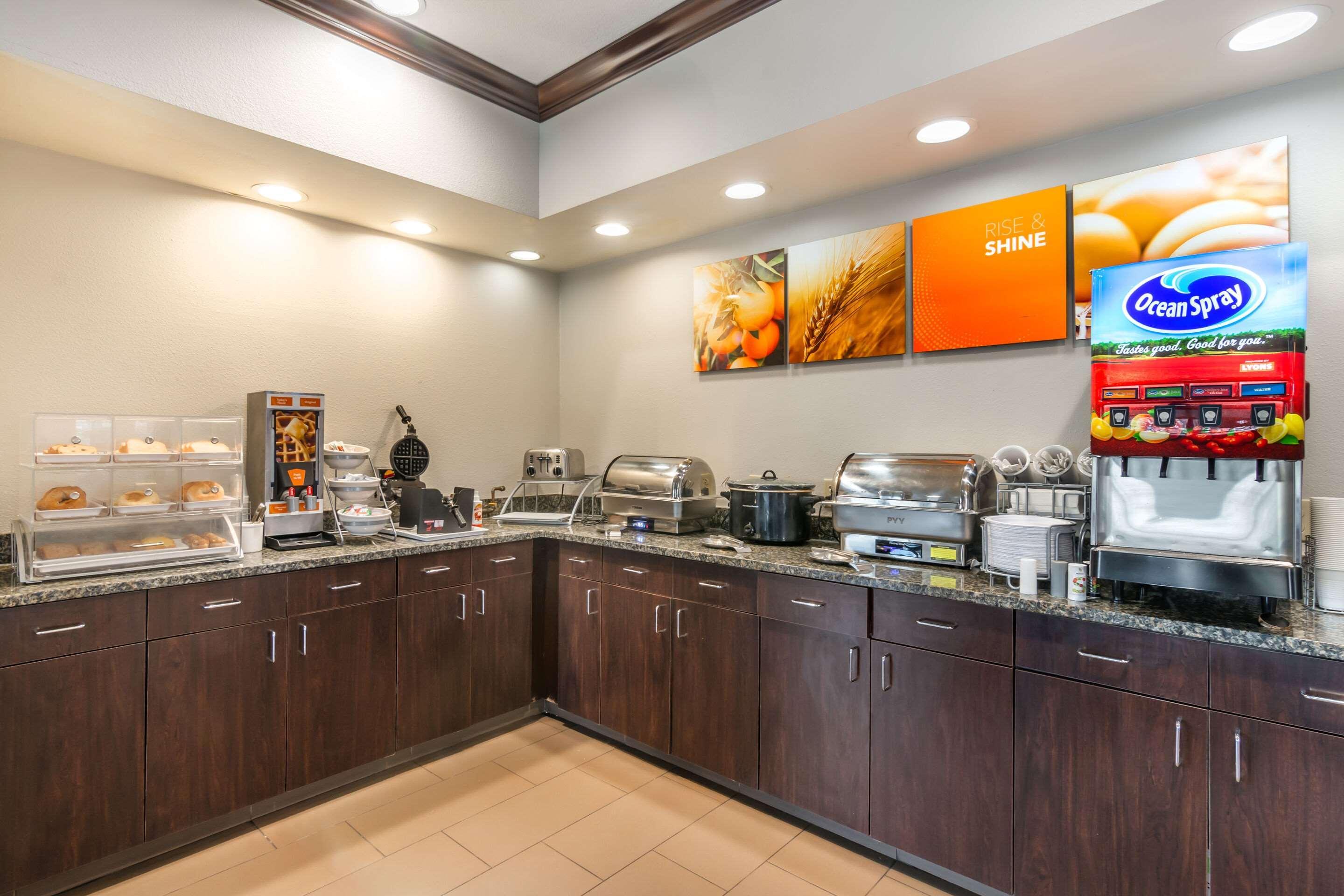 Restaurant Comfort Suites Manhattan