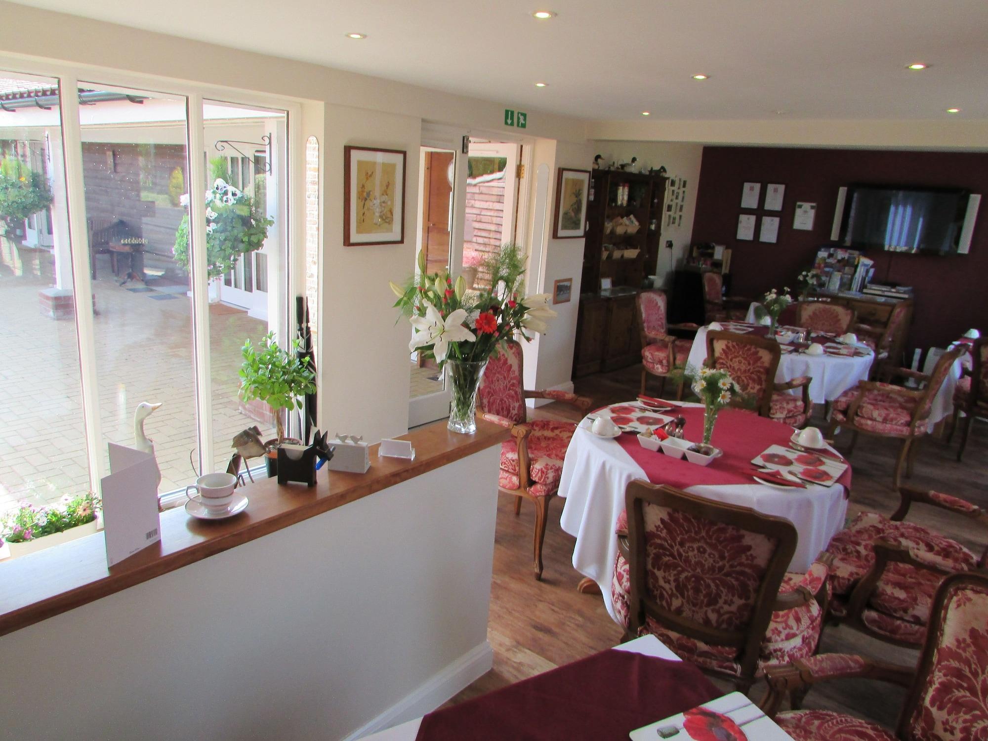 Vista Lobby Decoy Barn