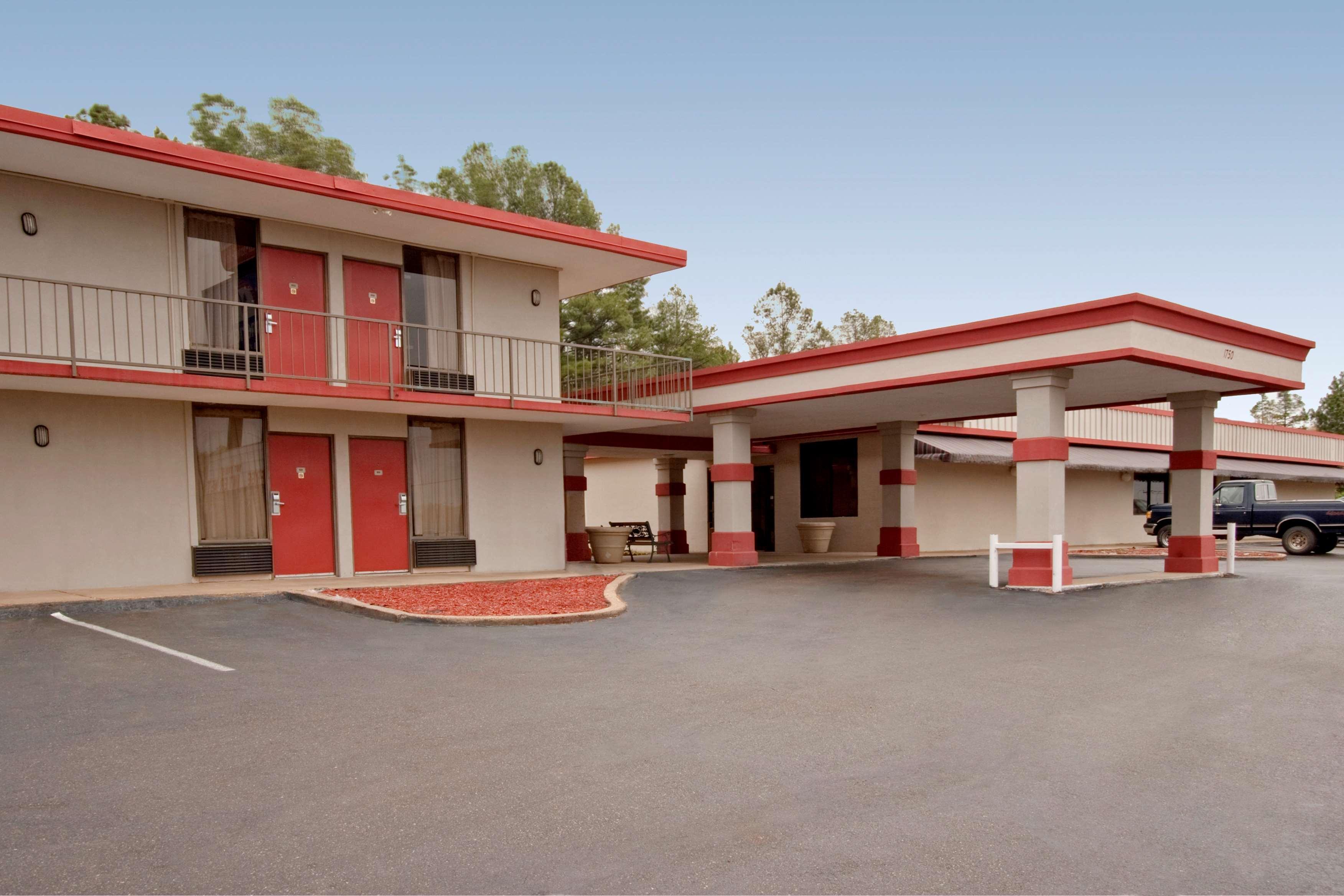 Vista Exterior Americas Best Value Inn Grenada