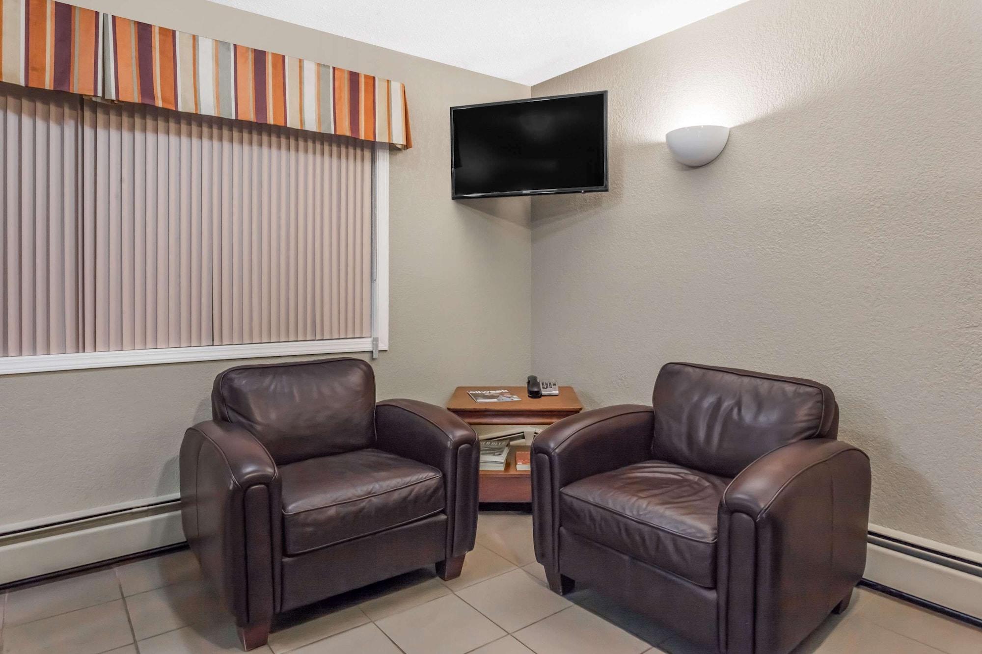 Vista Lobby Super 8 by Wyndham Stettler