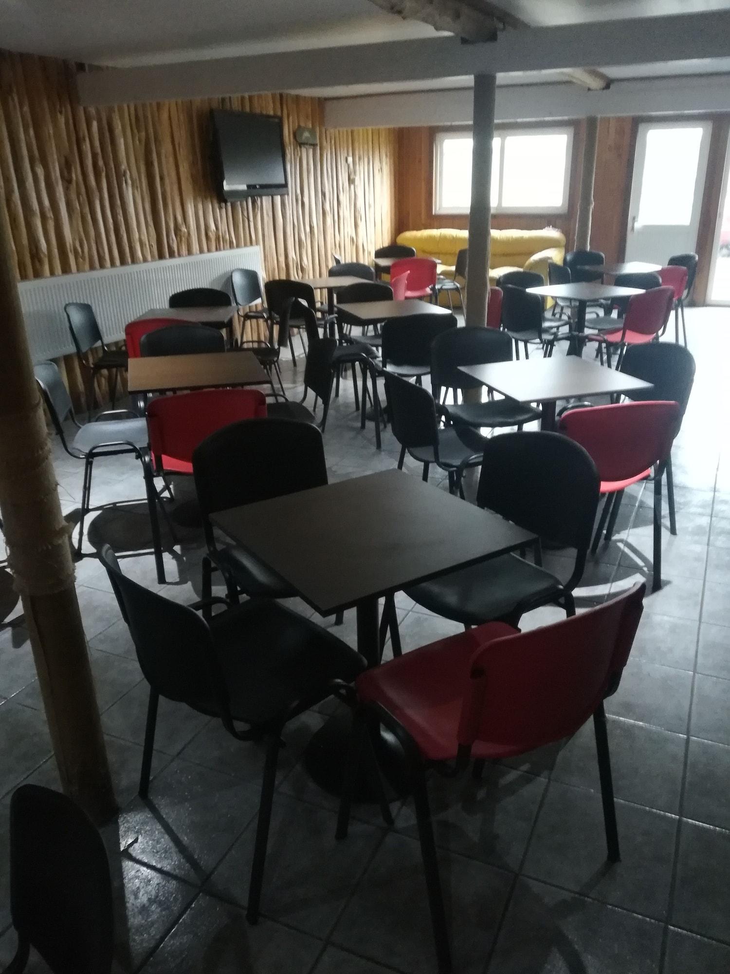 Bar/Salón Cabanas y Piscina Rucamalen