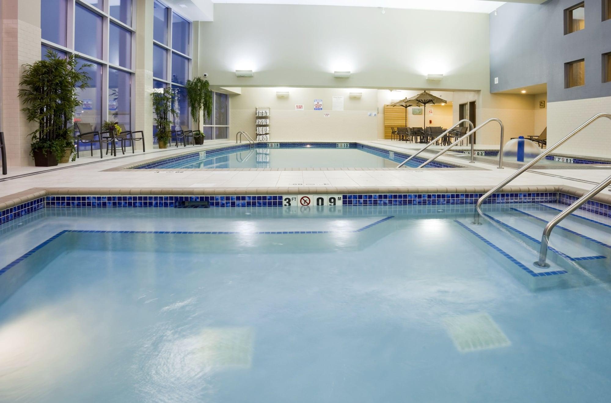 Vista da piscina Holiday Inn Express Hotel and Suites Mankato East by IHG