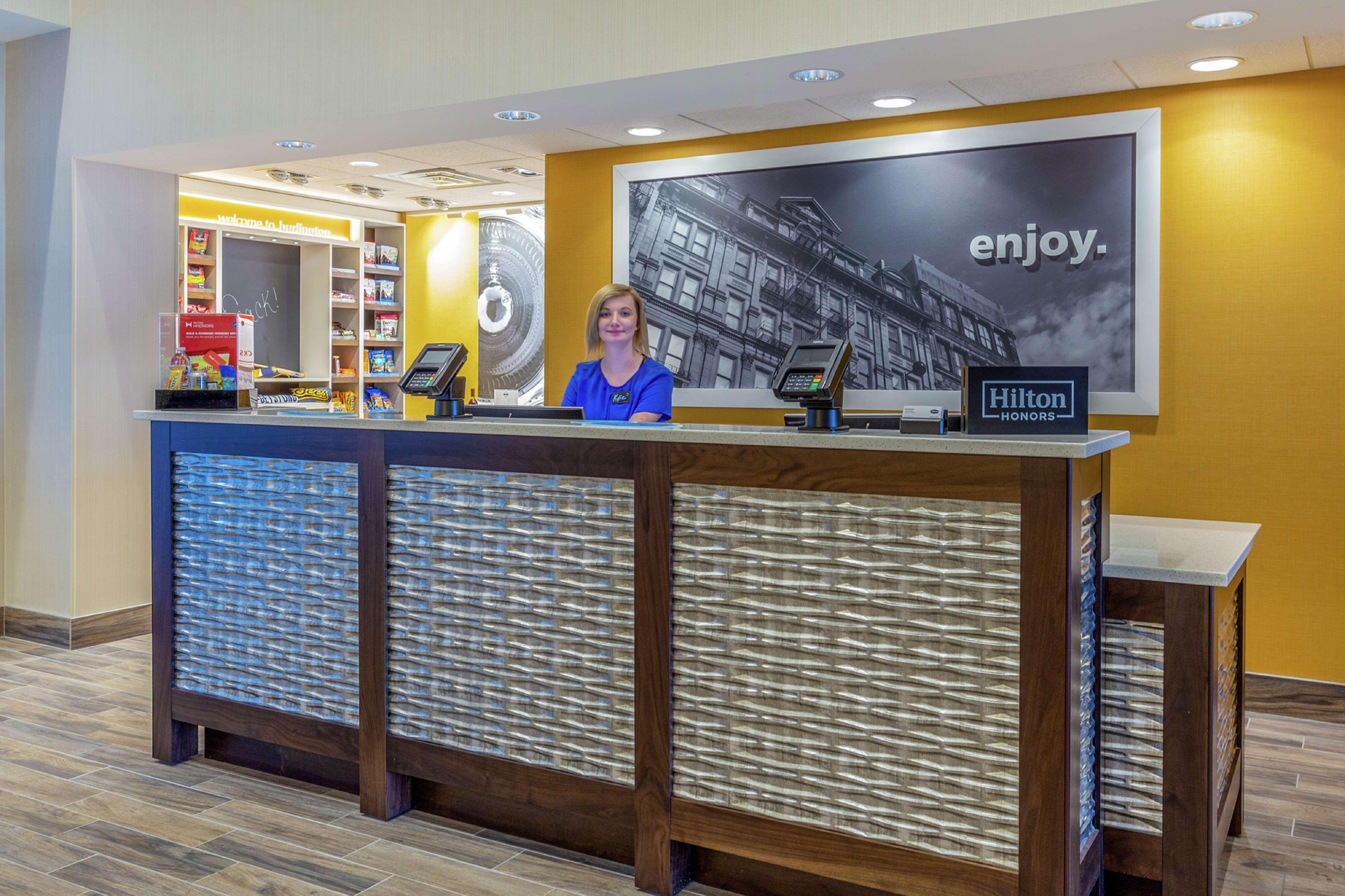 Vista Lobby Hampton Inn & Suites Burlington