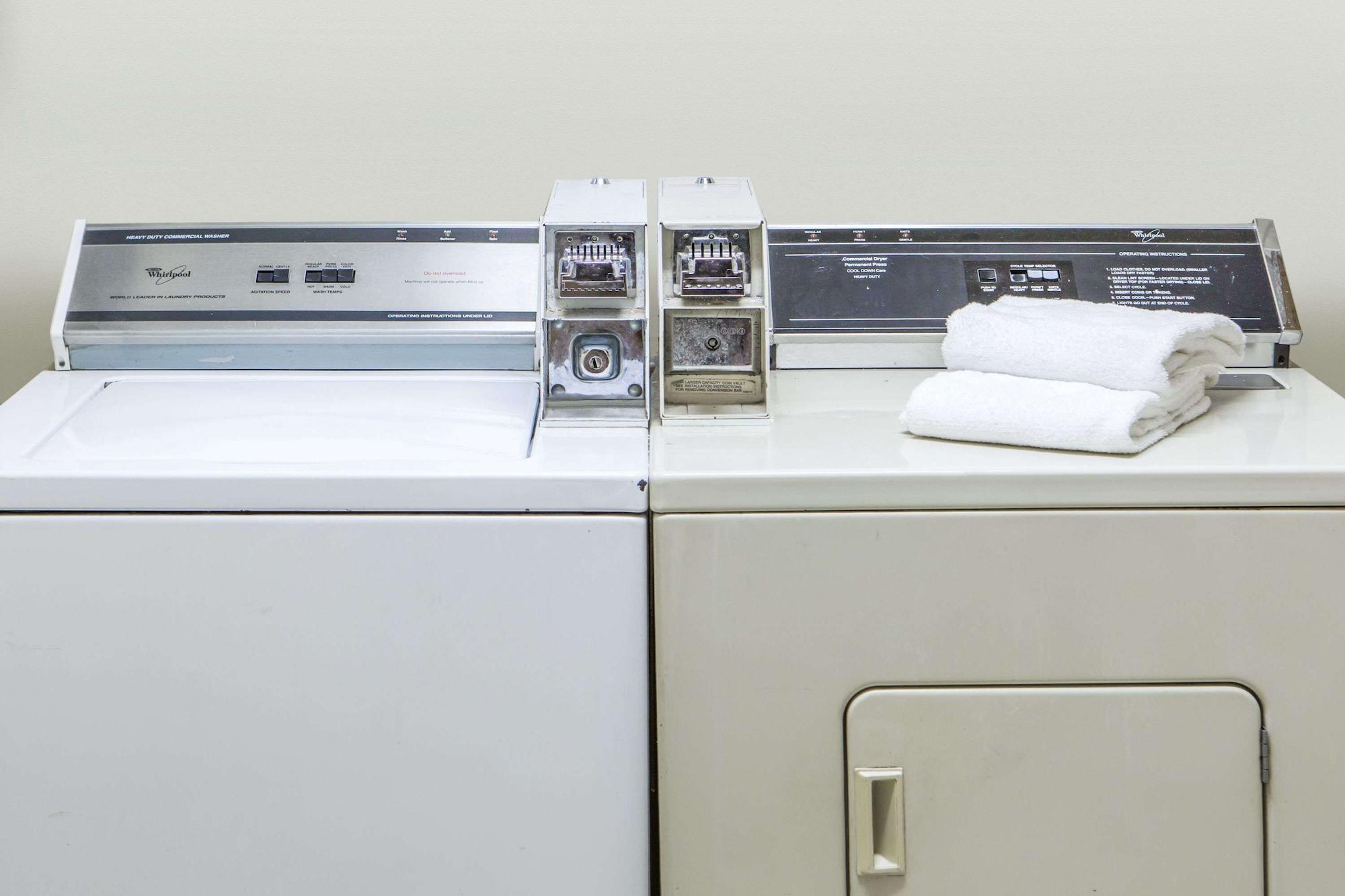 Comodidades del Alojamiento Super 8 by Wyndham Cleveland TX