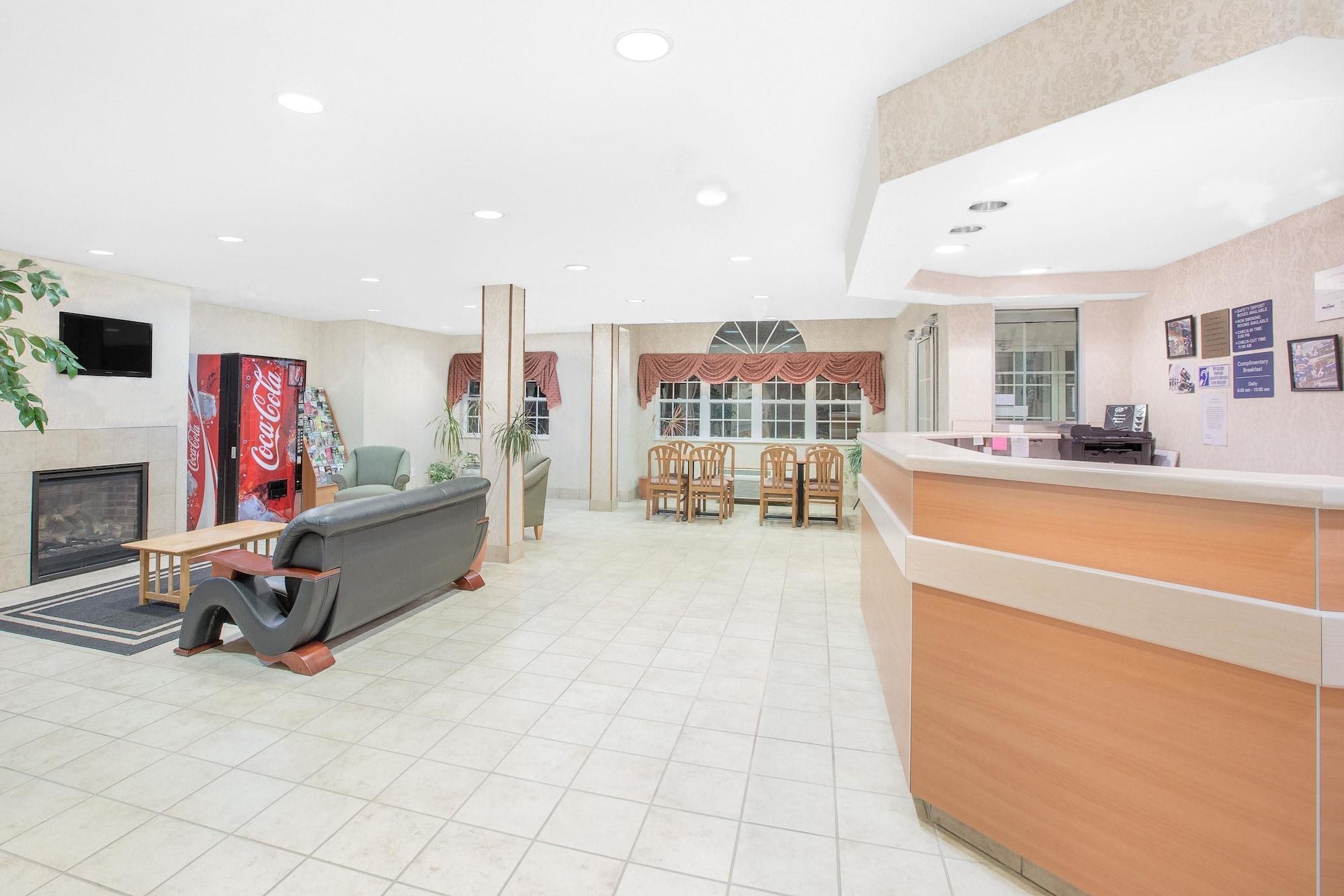 Vista Lobby Microtel Inn & Suites by Wyndham Colfax/Newton