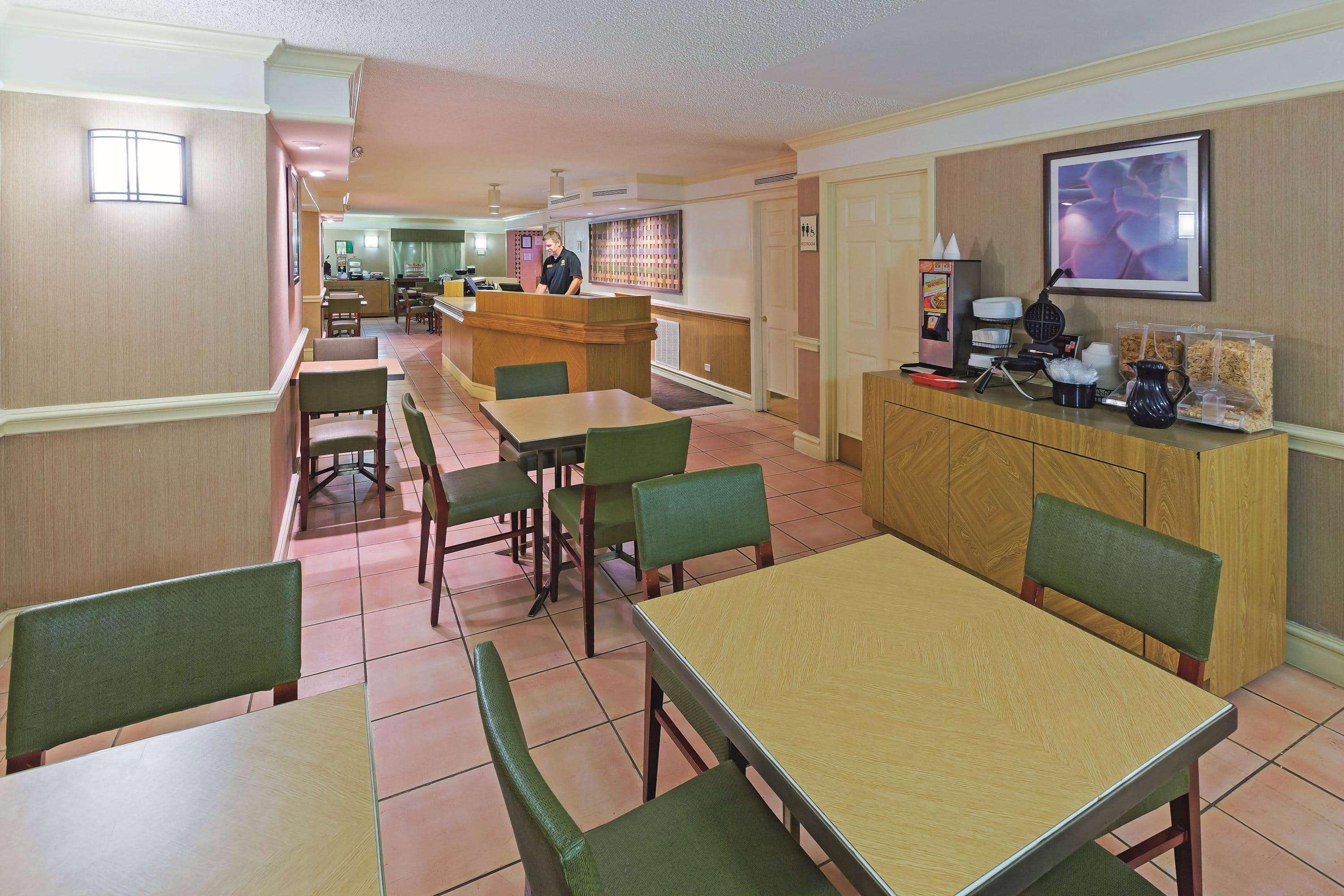 Vista Lobby La Quinta Inn San Antonio Lackland