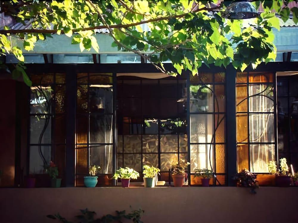 Vista Exterior Casa Latina - Hostel