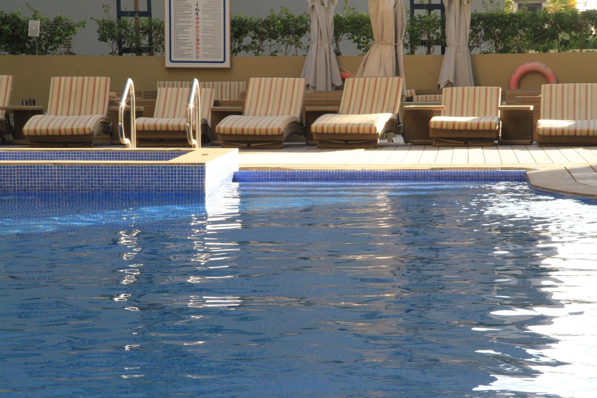 Vista Piscina Gulf Suites Hotel Amwaj