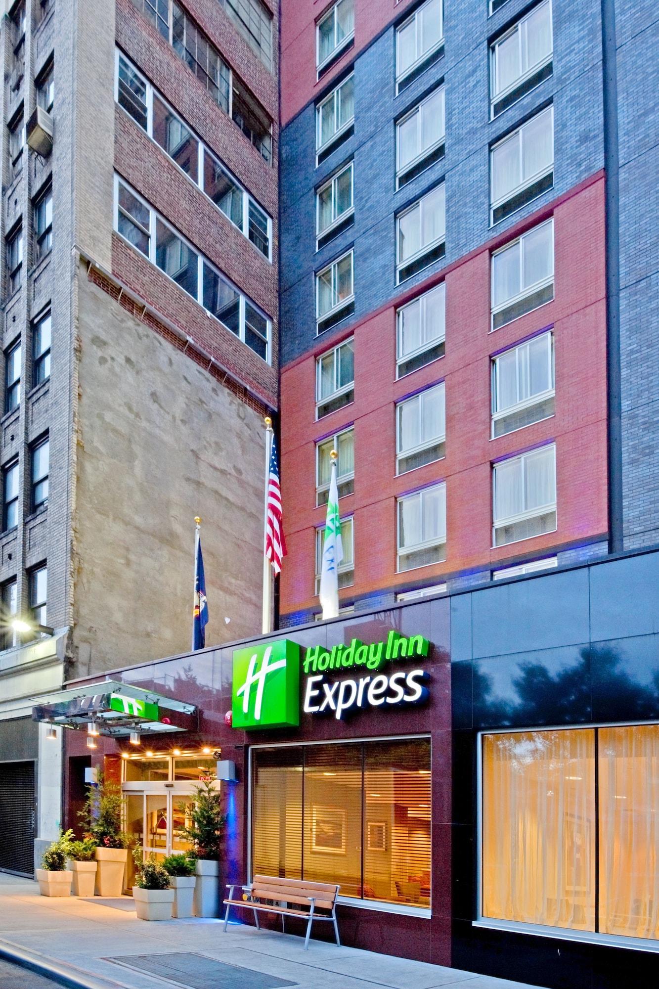 Vista Exterior Holiday Inn Express New York City Times Square by IHG