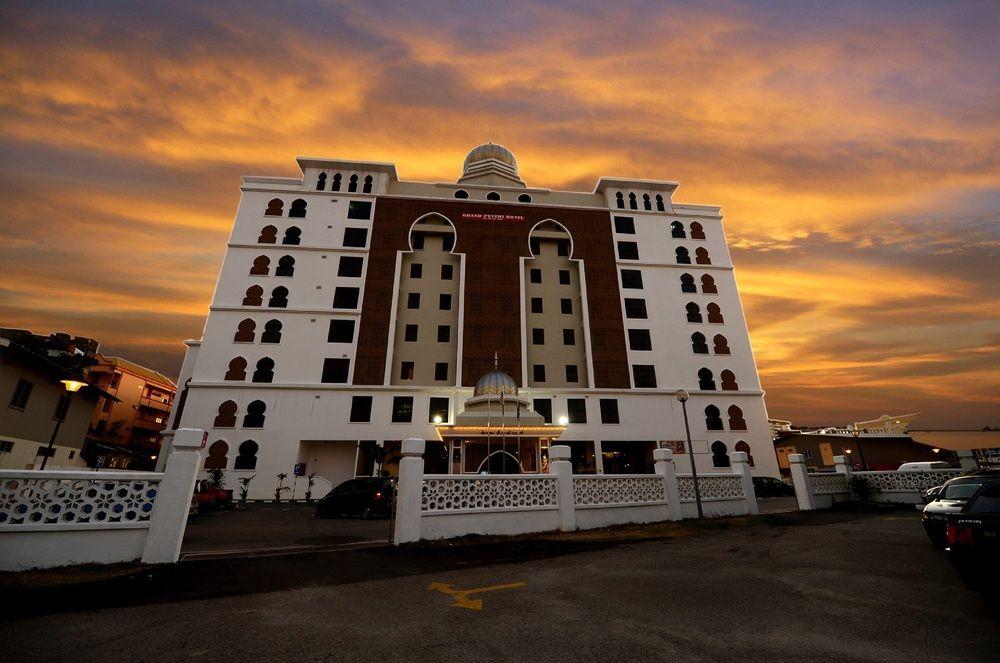 Vista Exterior Grand Puteri Hotel
