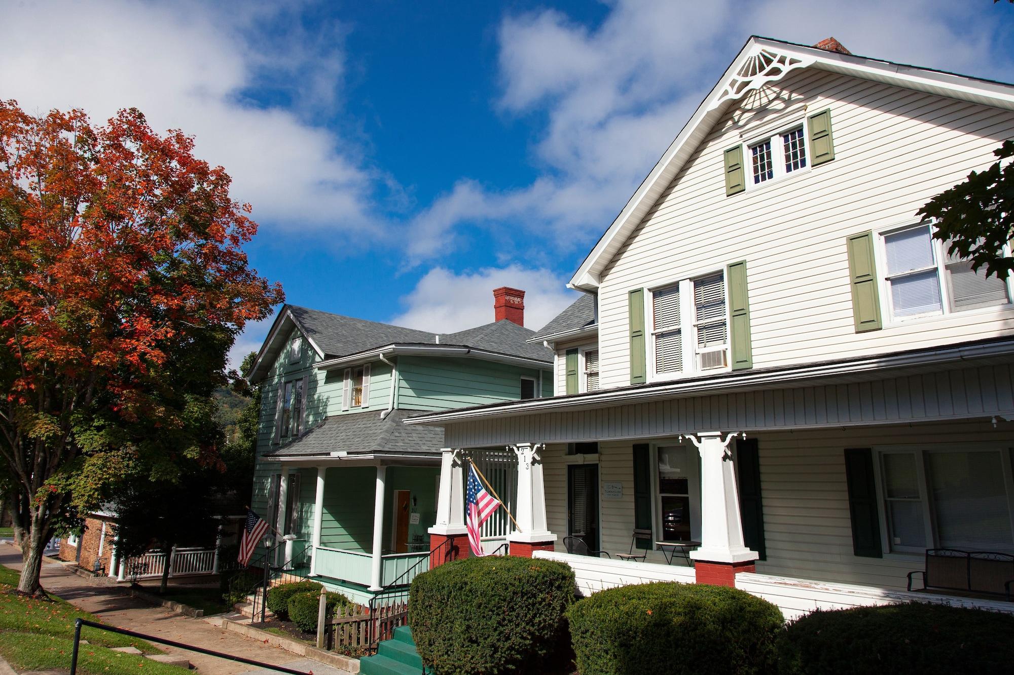 Vista Exterior The Guest House Inn on Courthouse Square
