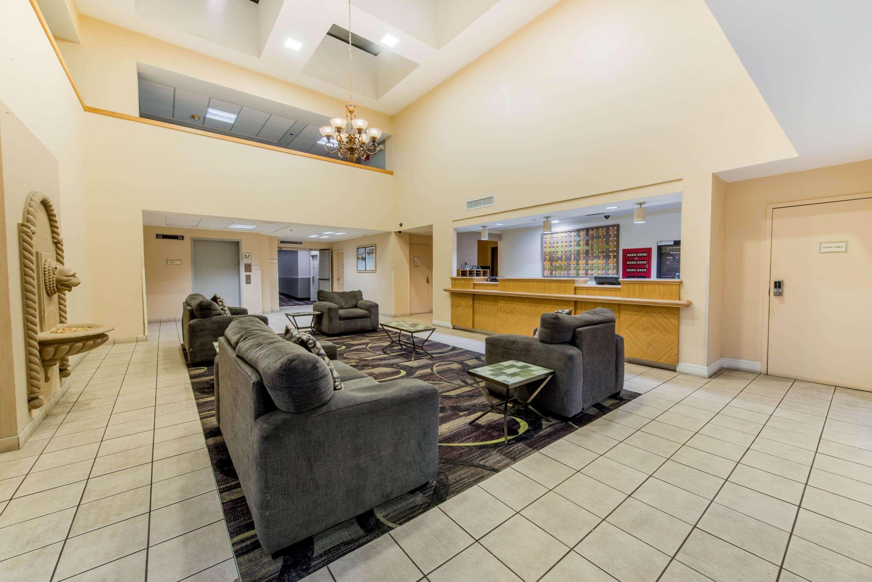 Vista Lobby La Quinta Inn & Suites by Wyndham Ft Lauderdale Cypress Cr