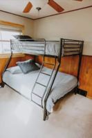 Renta temporal - Cozy Vacation Cottage on the Lake with Hot Tub!