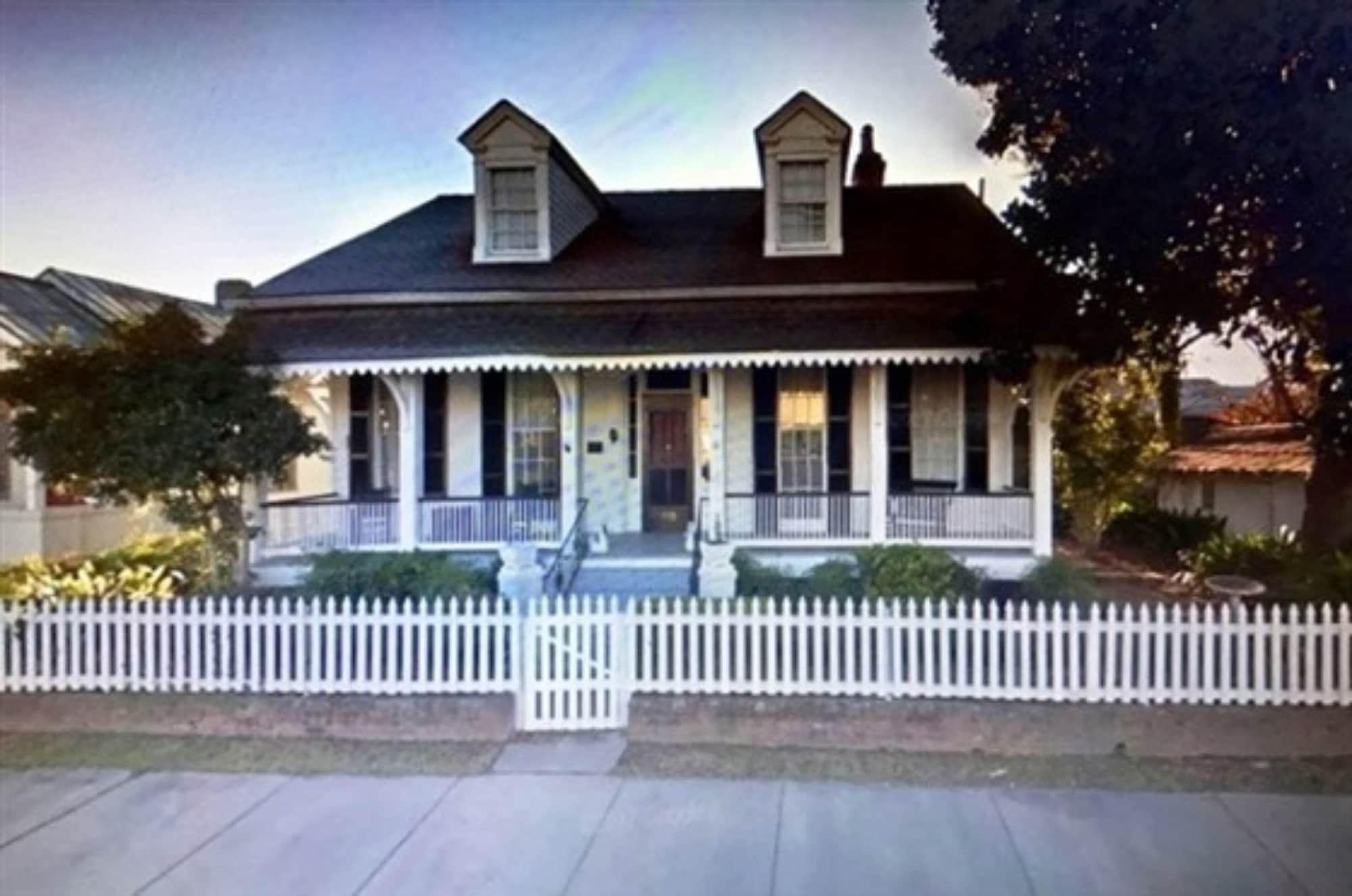 Varios Riverboat Bed & Breakfast