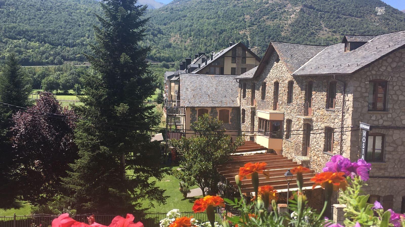 Vista Exterior Hostal Vall d'Aneu