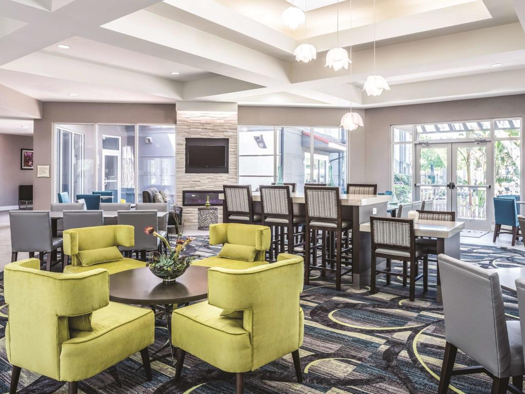 Vista Lobby La Quinta Inn & Suites Orlando Lake Mary