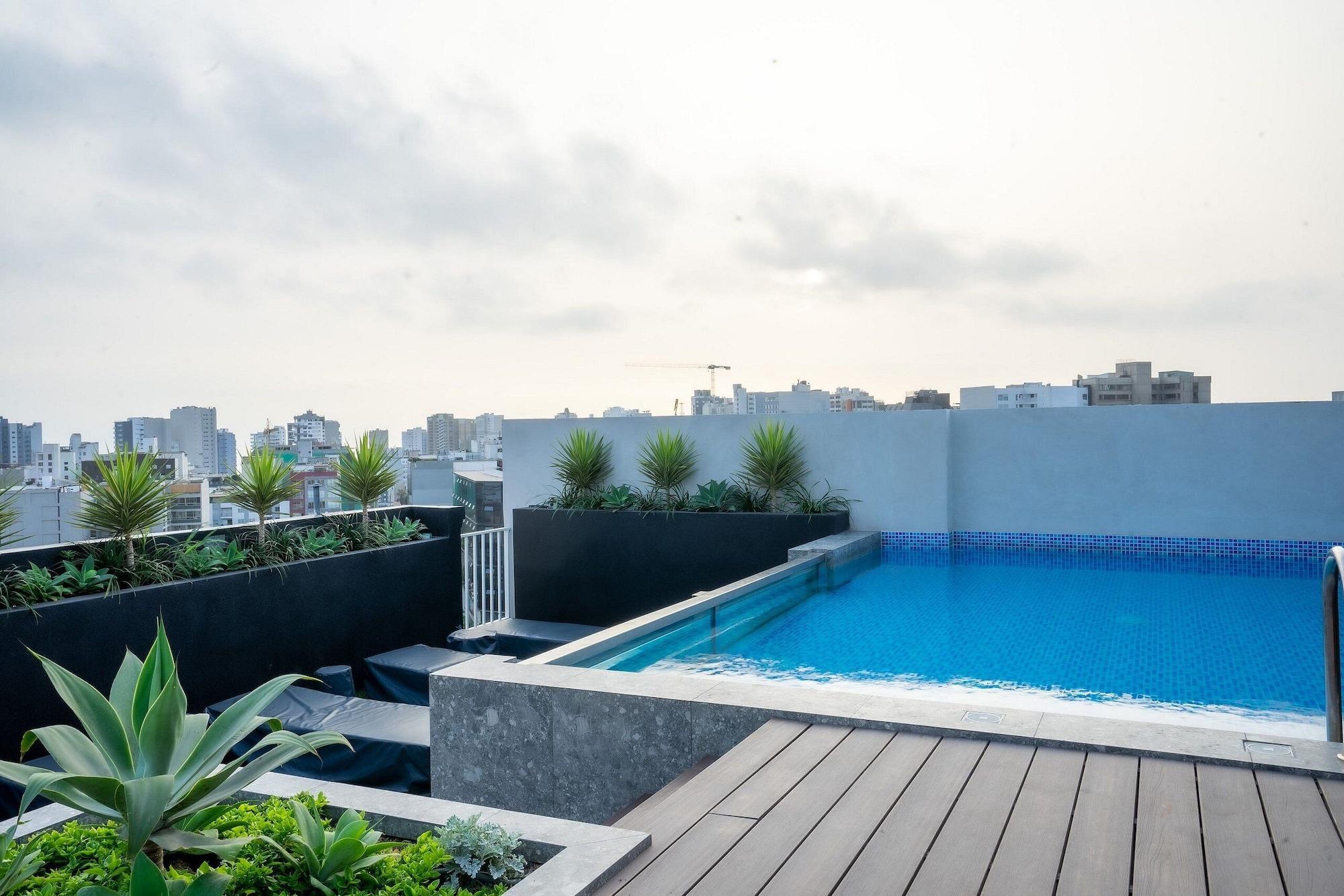 Vista Piscina Redibuk - 2 BR Apartment in Miraflores