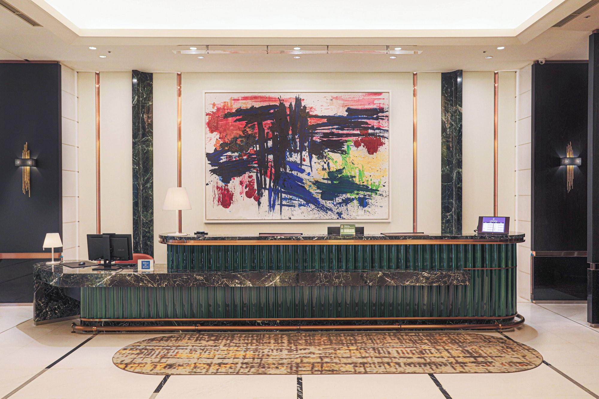 Vista Lobby Grand Victoria Hotel