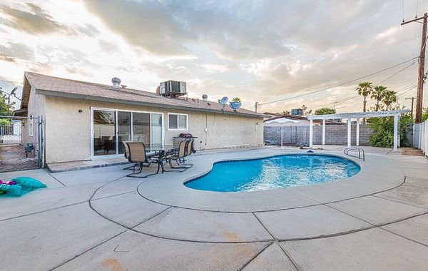 7 min from the strip with pool! - Los mejores hoteles solo adultos en Las Vegas, Nevada