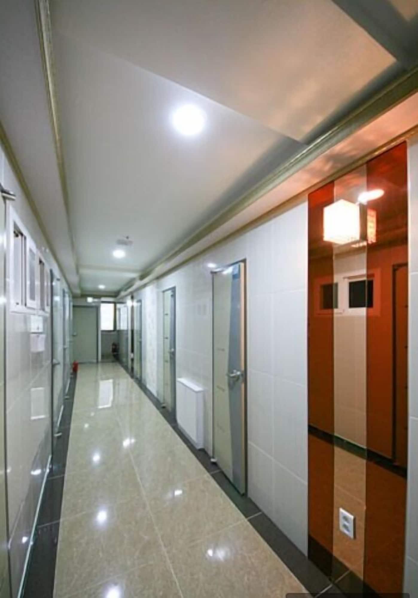 Varios Happy House Jongno