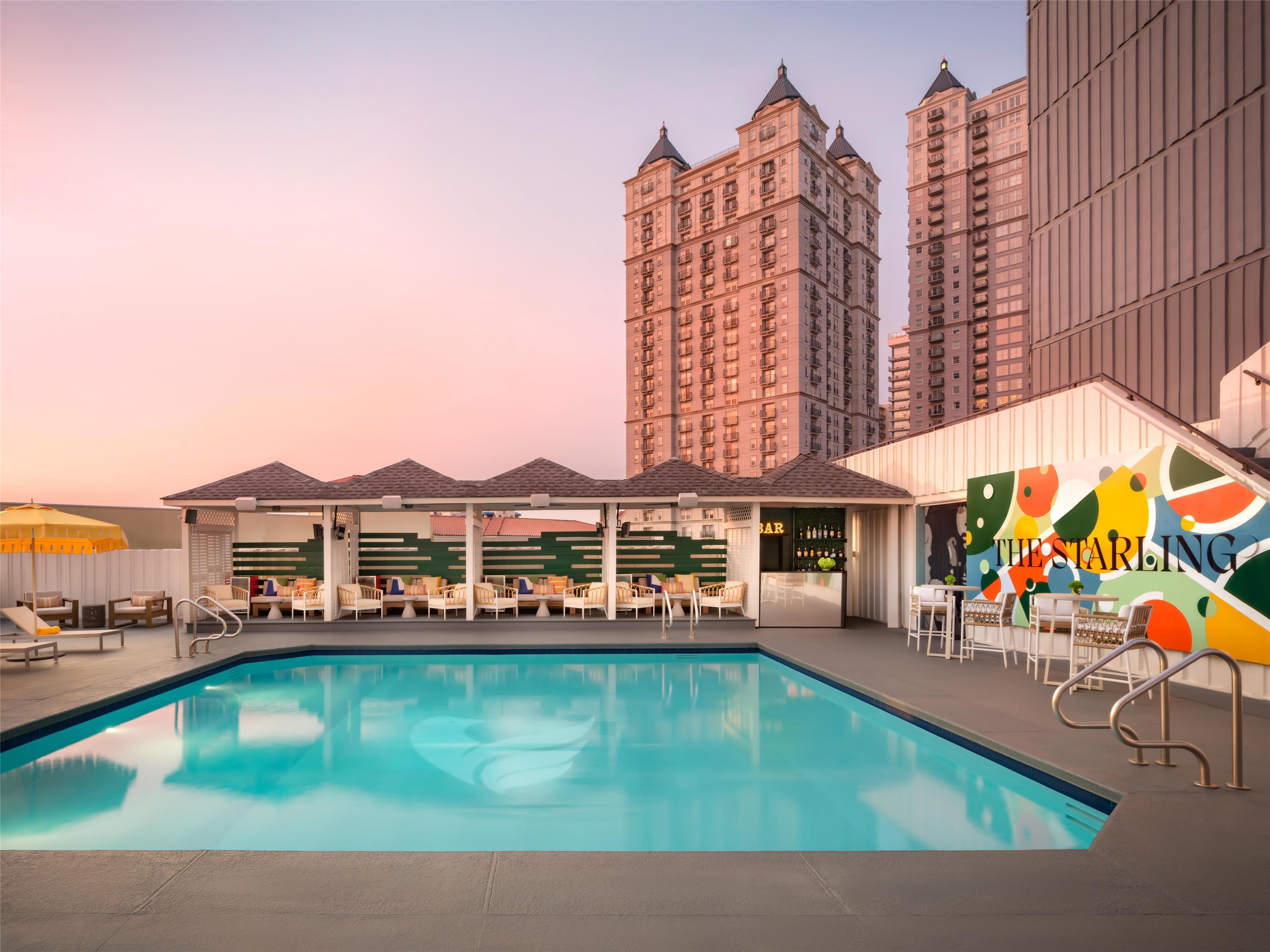 Vista Piscina The Starling Atlanta Midtown, Curio Collection by Hilton