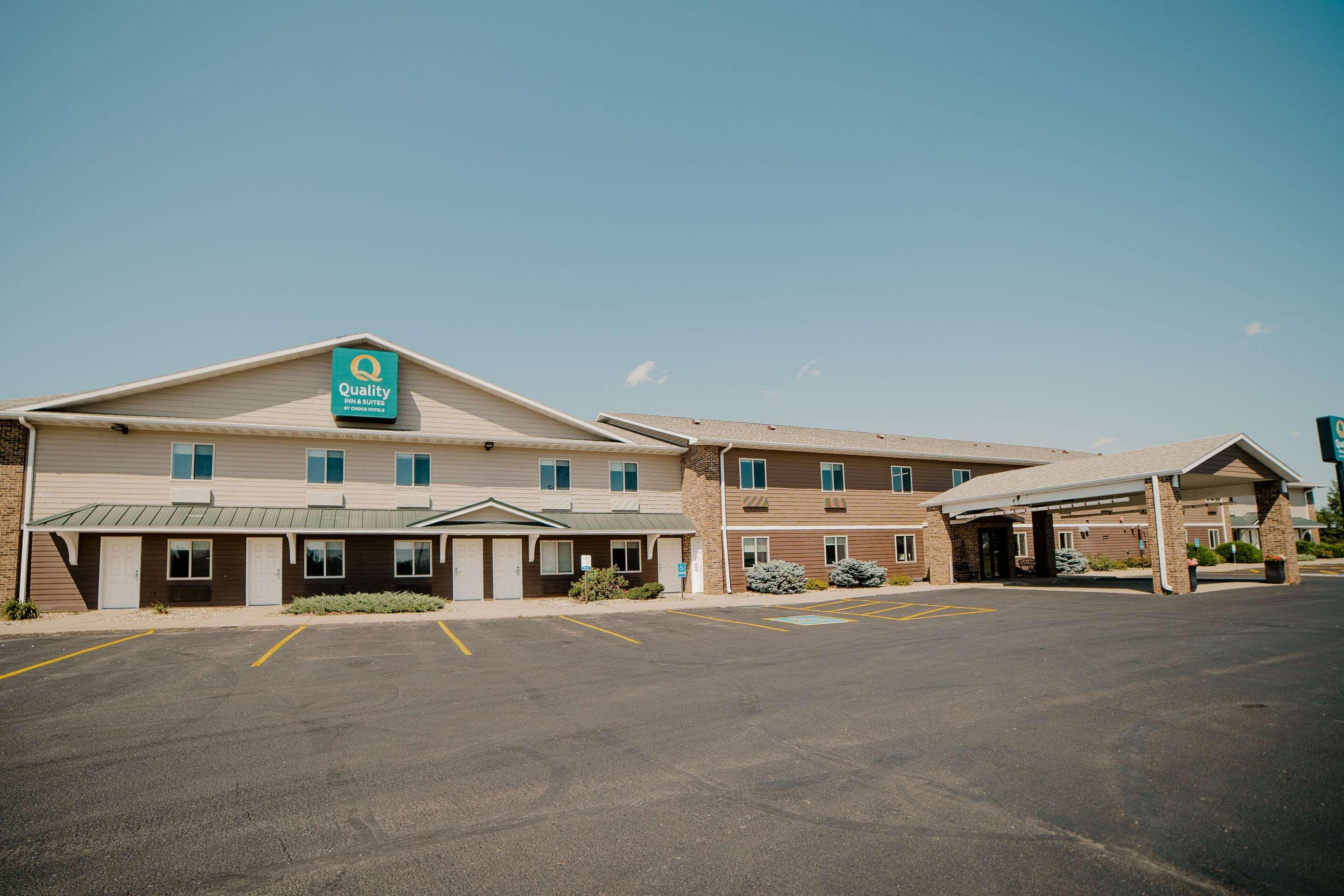 Vista Exterior Quality Inn & Suites Watertown near Prairie Lakes Ice Arena