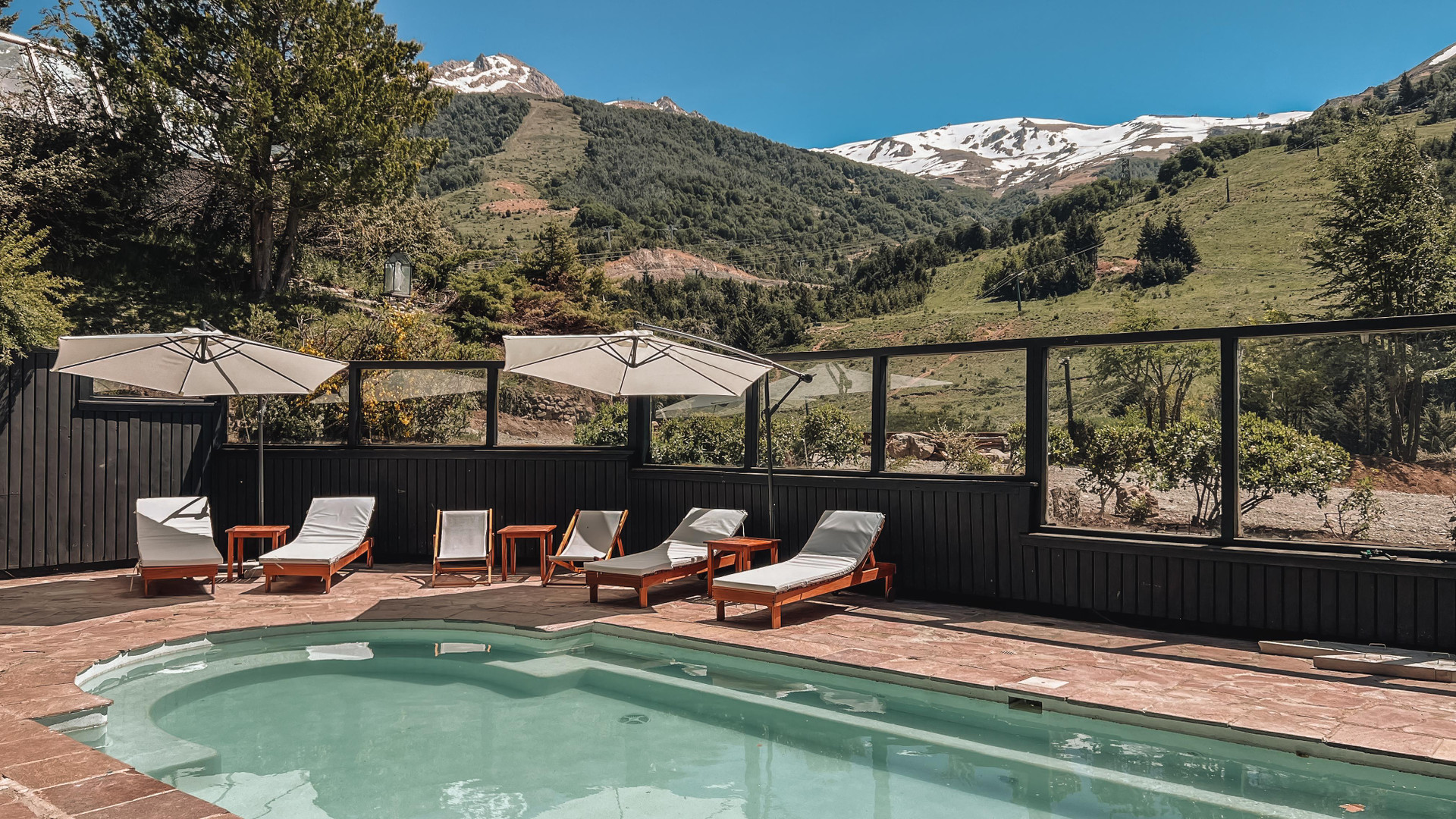 Vista Piscina Hotel Catedral Patagonia Ski & Wellness