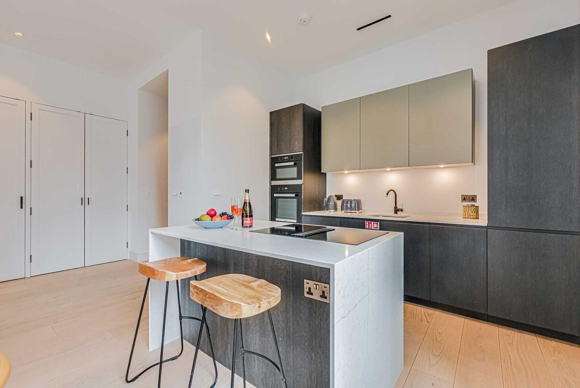 Bar/Salón Westminster Apartments by D'montrio