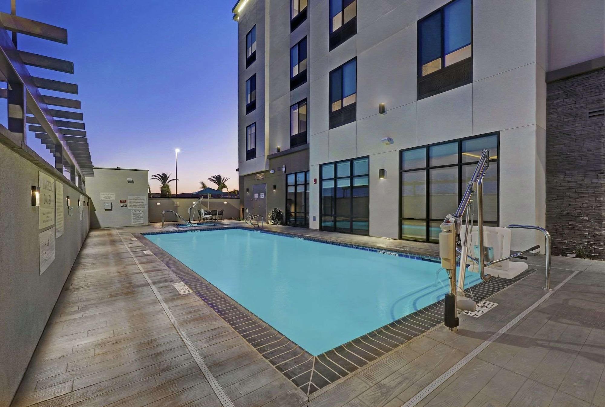 Vista Piscina Hampton Inn Patterson