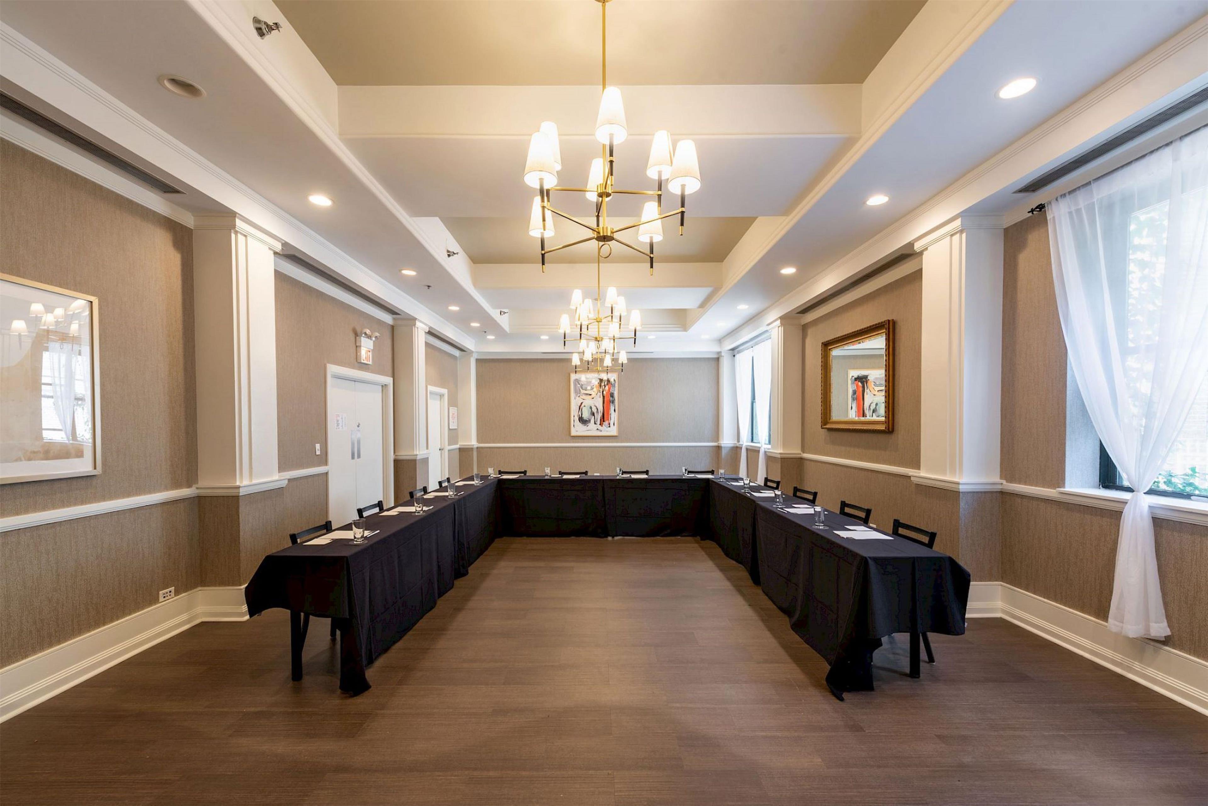 Vista Exterior Claridge House Chicago, Tapestry Collection by Hilton