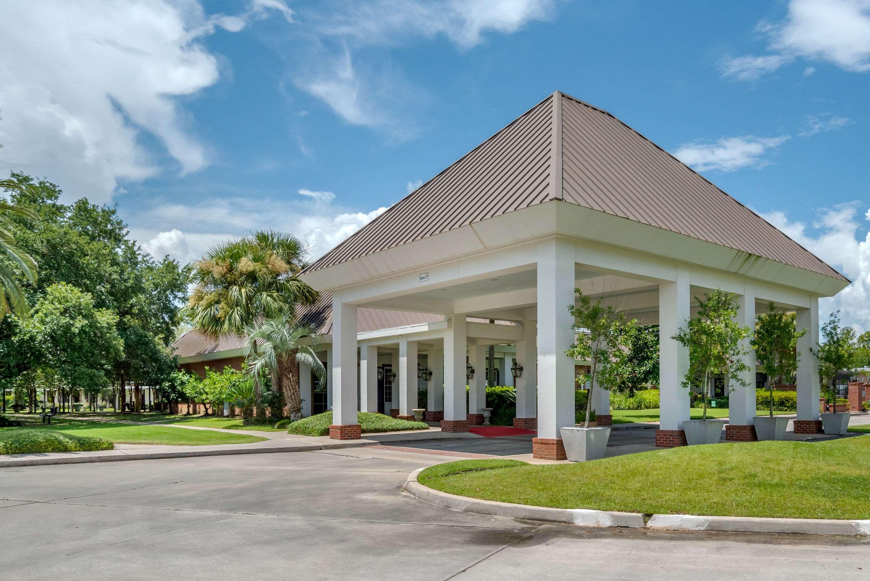 Vista Exterior Clarion Inn and Conference Center