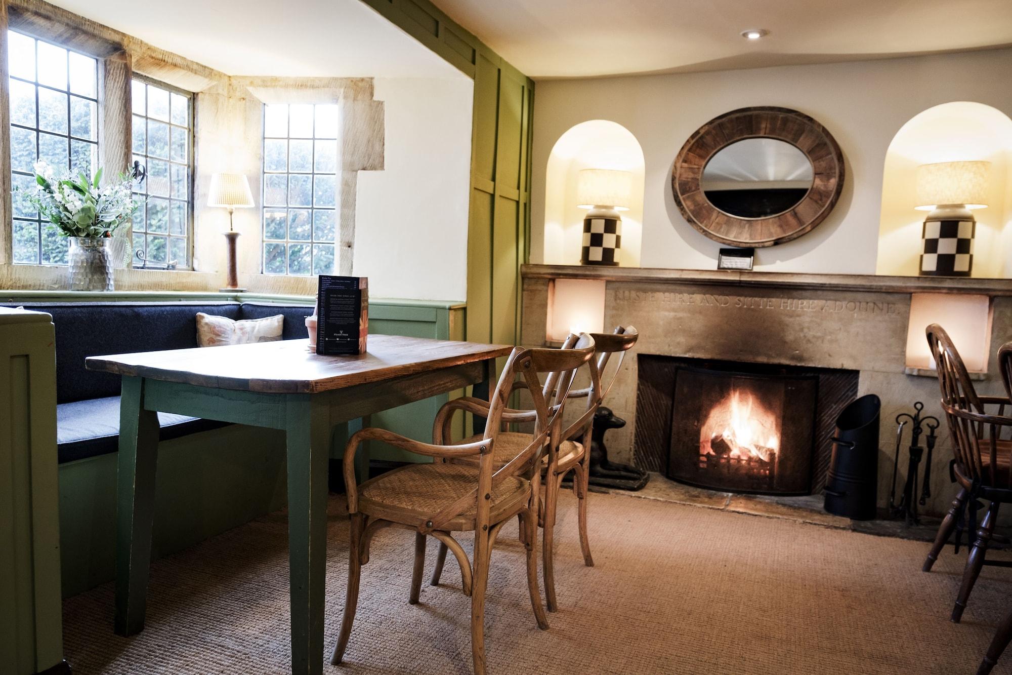 Bar/Salón Bear of Rodborough Hotel
