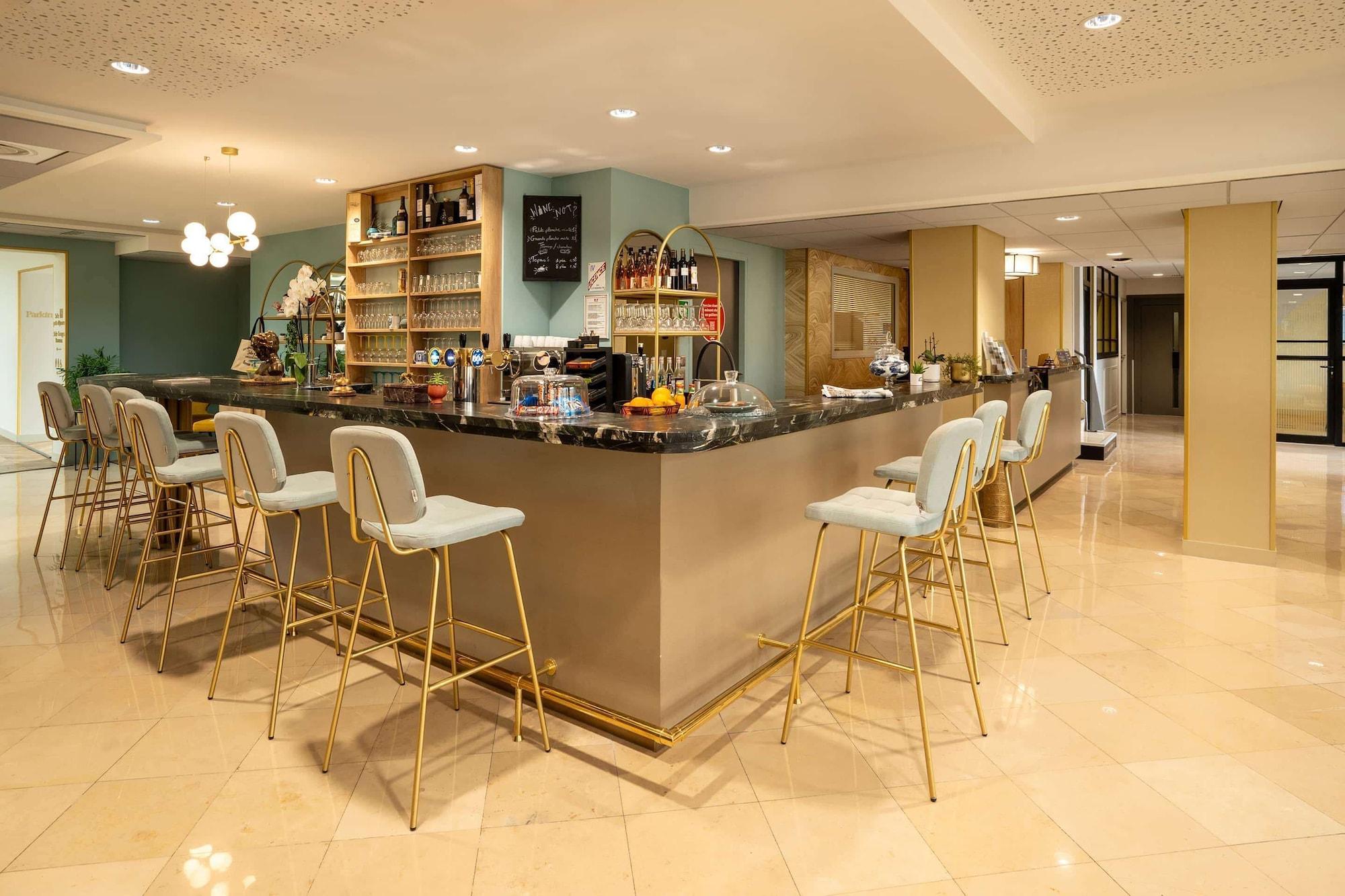 Bar/Salón Best Western Hotel Le Quercy
