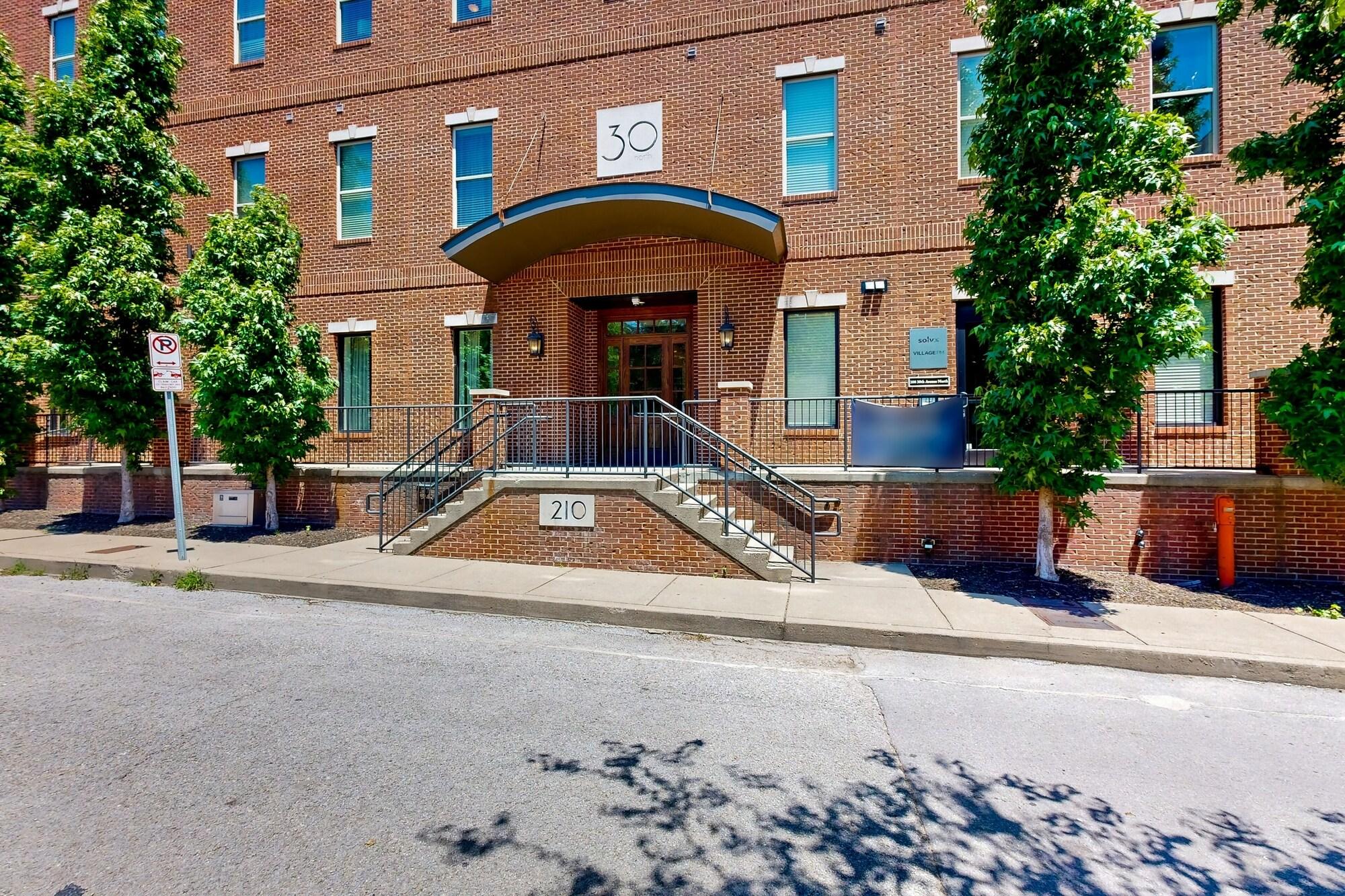 Varios Lofts On 30Th Ave