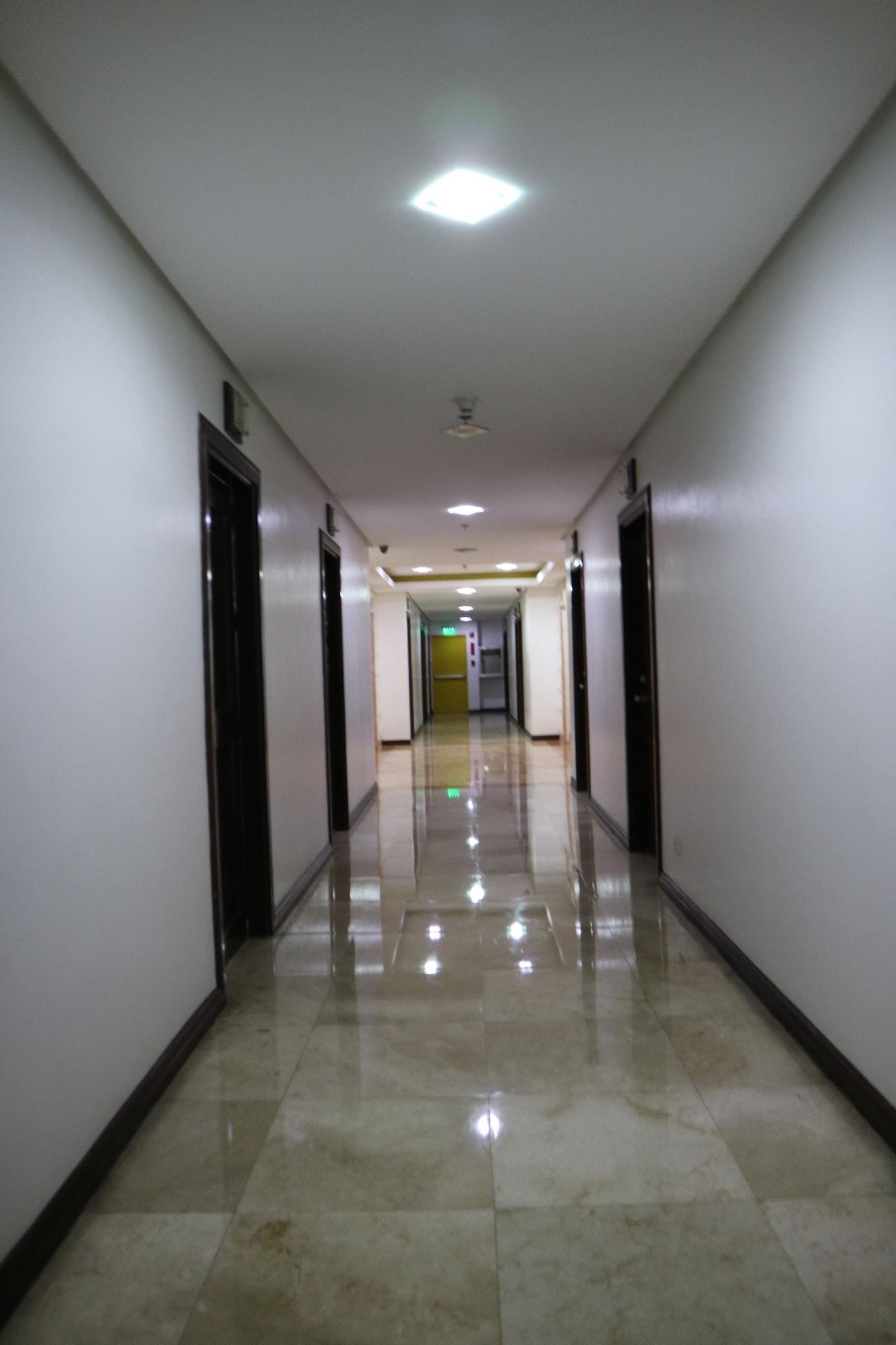 Varios Sea Pearl Manila Suites